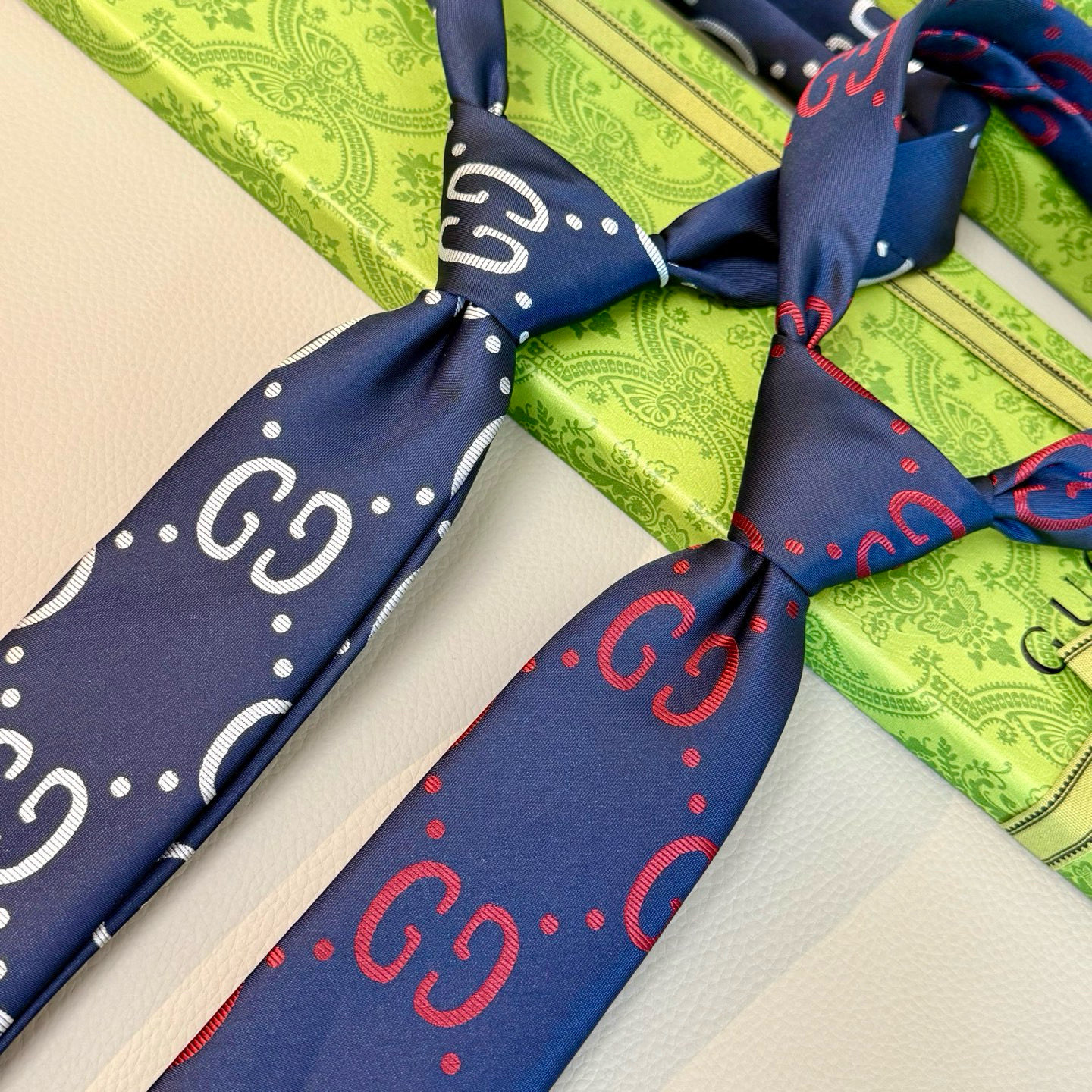 特价 Gucci拼色老花Logo领带👔
年末送同事、送领导、送男性的不二之选
深蓝色底色搭配加大码的灰白