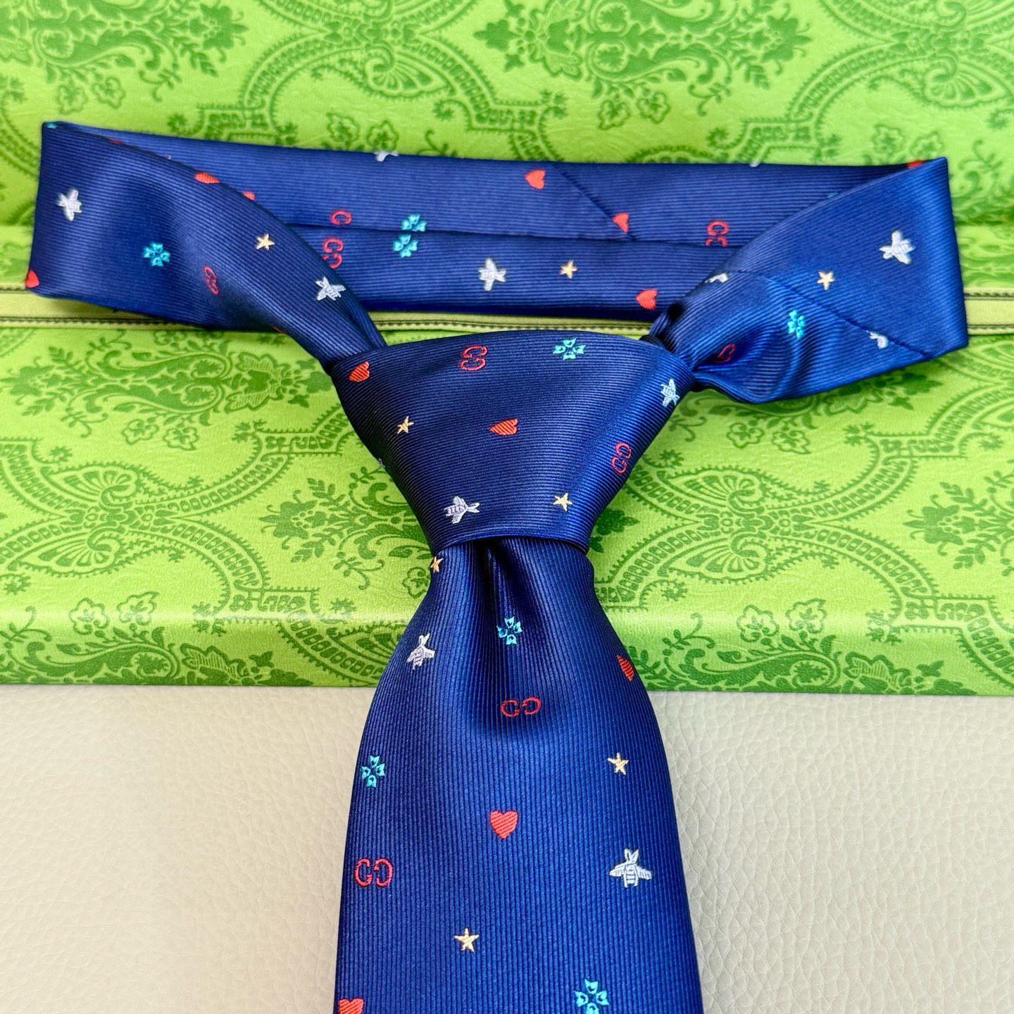特价💰古奇男士领带系列【GG蜜蜂和心形领带】👔👔，稀有采用经典主题动物绣花展现精湛手工与时尚优雅的理想选