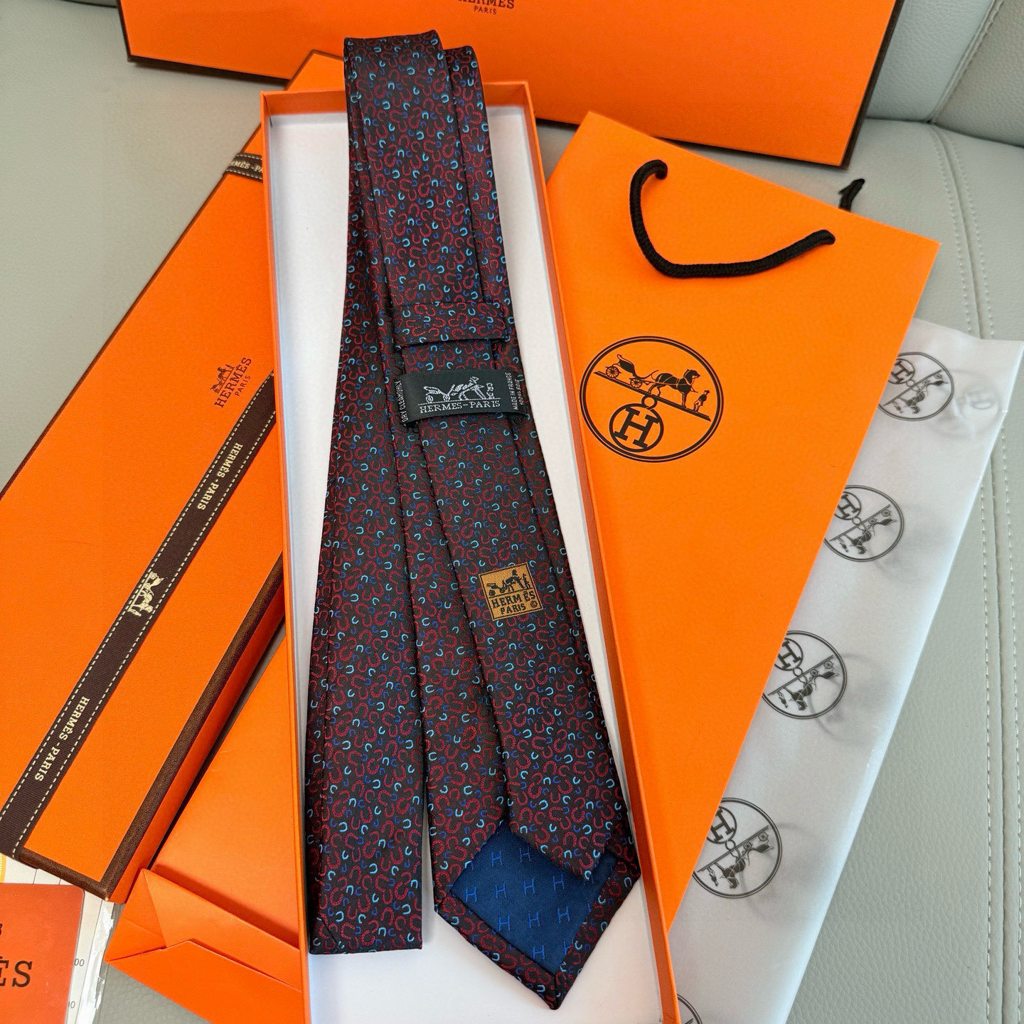 特价💰马蹄铁领带👔👔，稀有爱马仕家每年都有一千条不同印花的领带面世，从最初的多以几何图案表现骑术活动为主