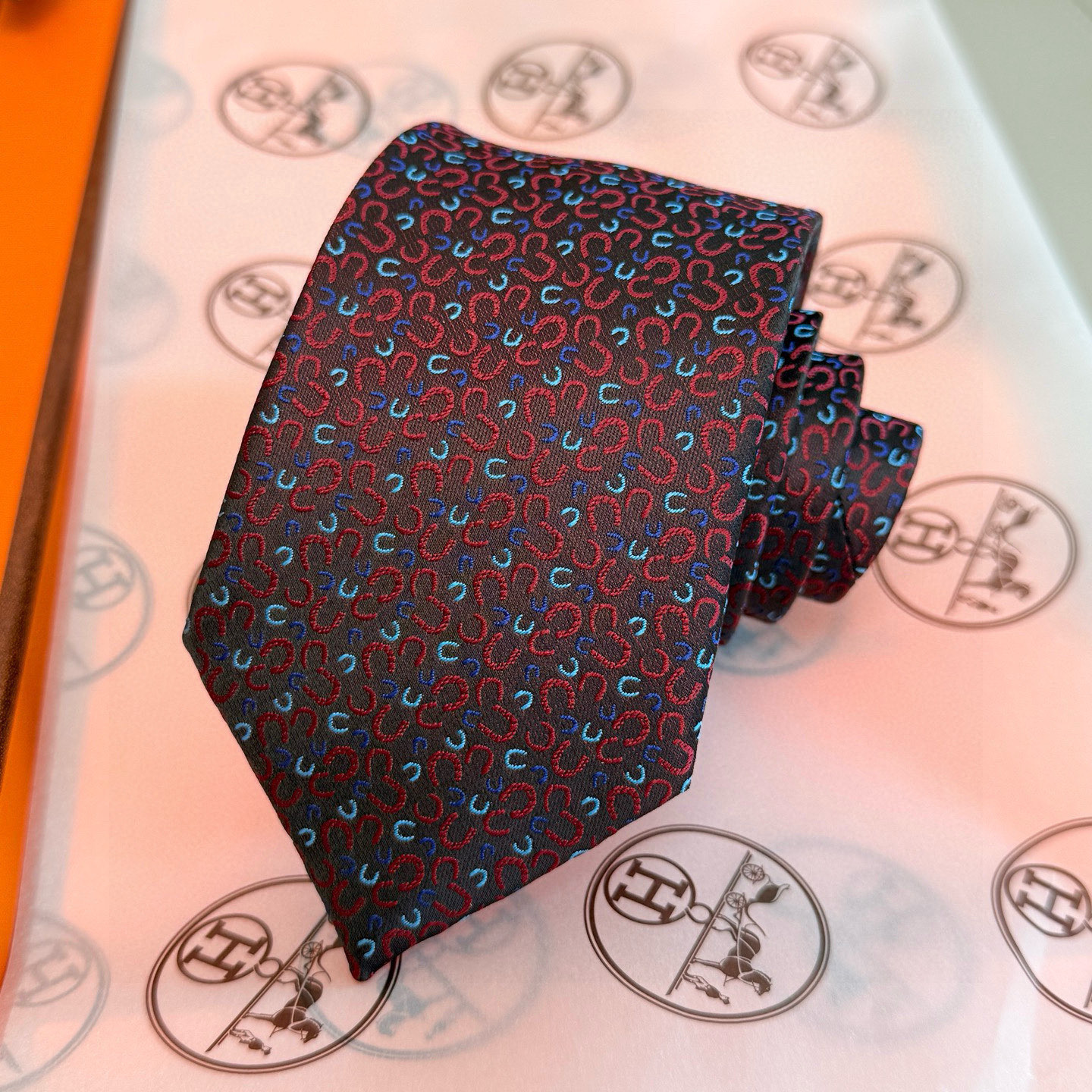 特价💰马蹄铁领带👔👔，稀有爱马仕家每年都有一千条不同印花的领带面世，从最初的多以几何图案表现骑术活动为主