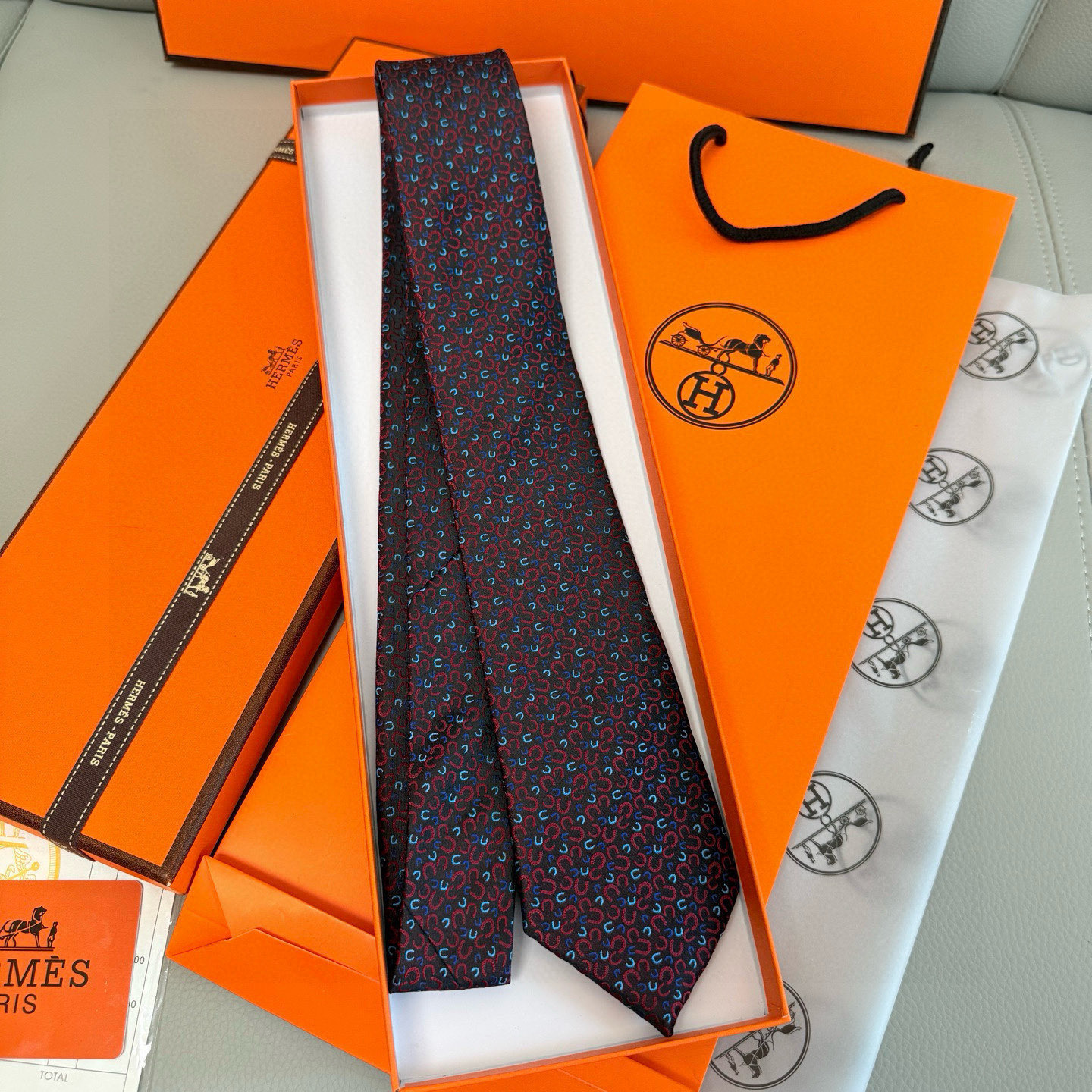 特价💰马蹄铁领带👔👔，稀有爱马仕家每年都有一千条不同印花的领带面世，从最初的多以几何图案表现骑术活动为主