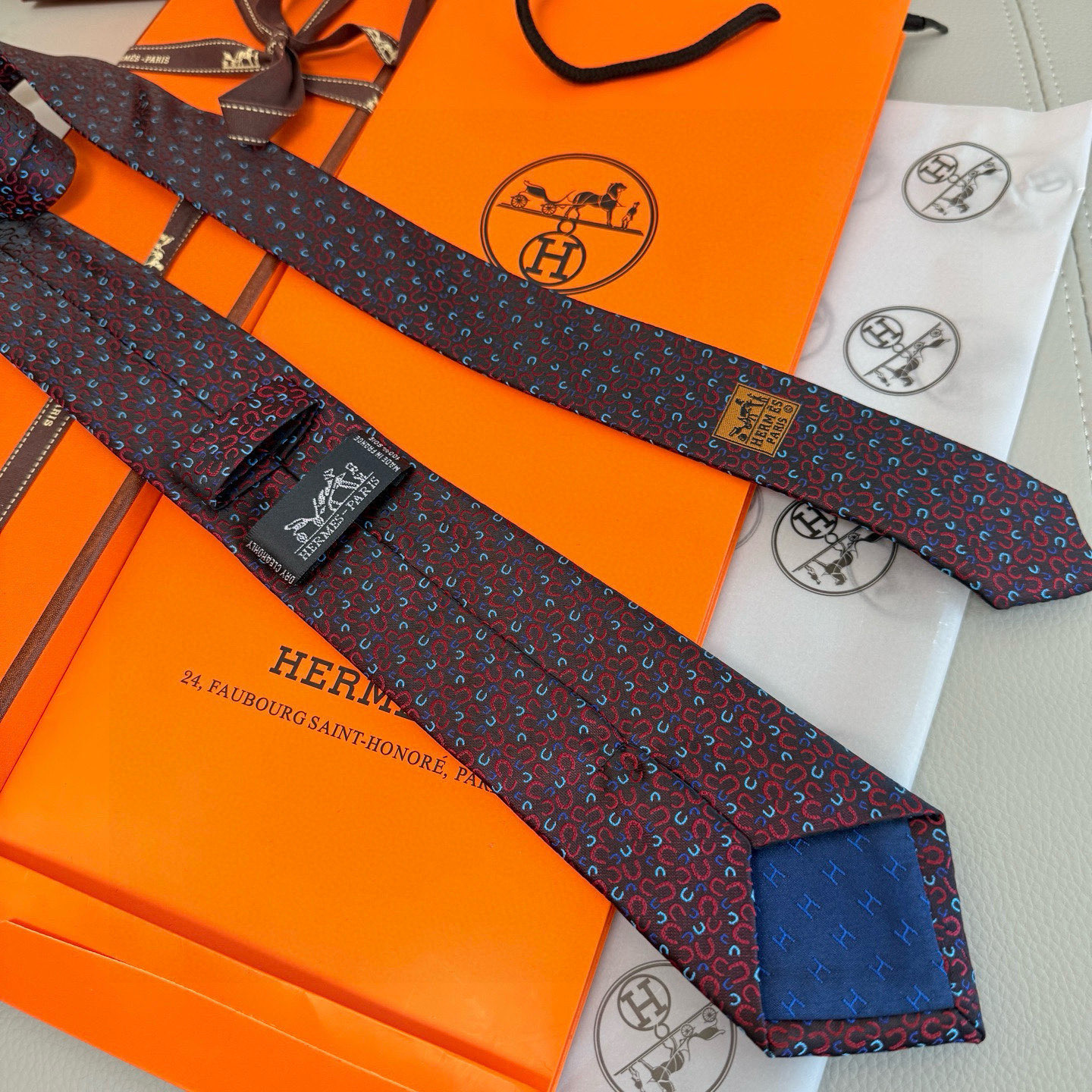 特价💰马蹄铁领带👔👔，稀有爱马仕家每年都有一千条不同印花的领带面世，从最初的多以几何图案表现骑术活动为主