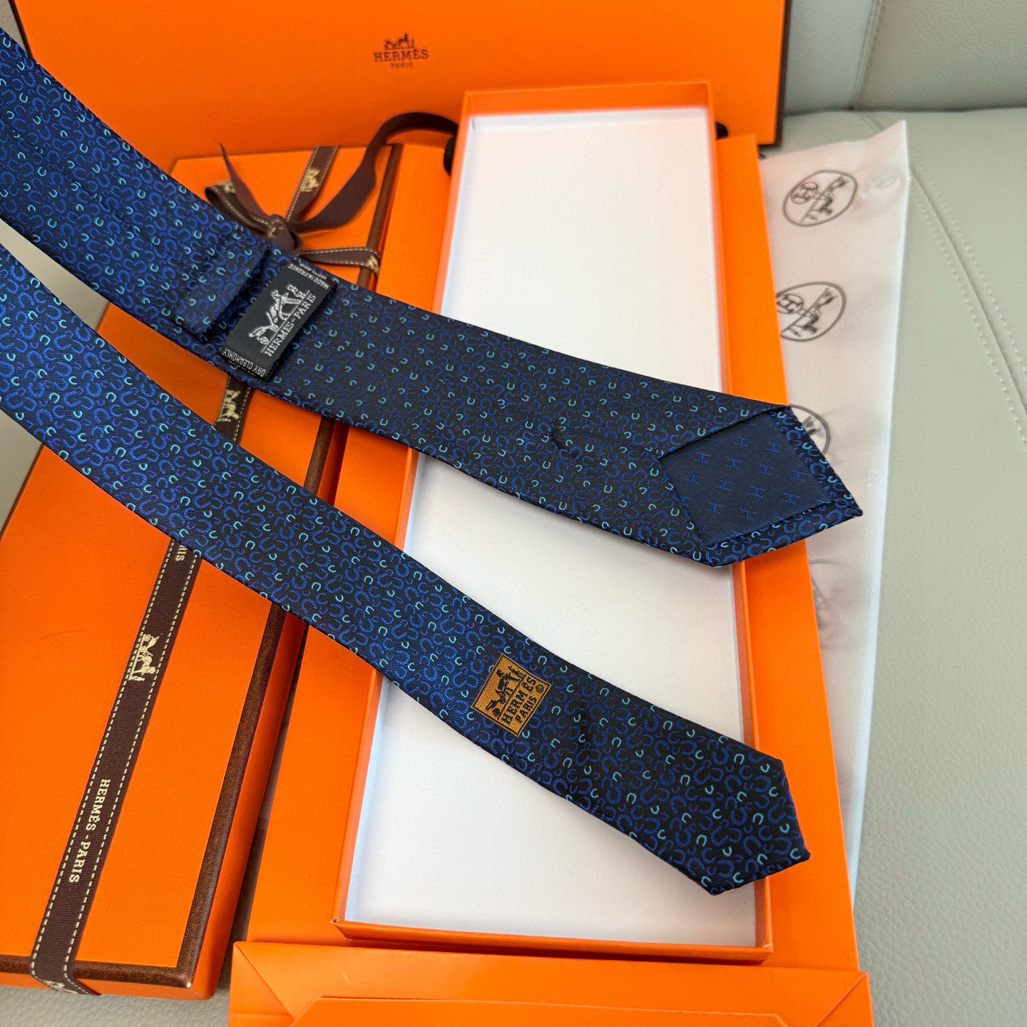 特价💰马蹄铁领带👔👔，稀有爱马仕家每年都有一千条不同印花的领带面世，从最初的多以几何图案表现骑术活动为主
