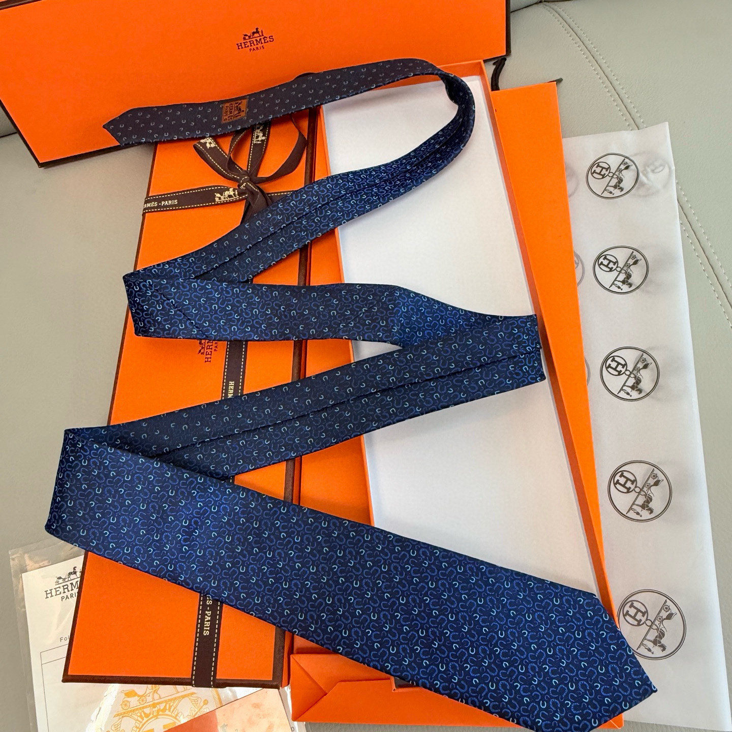 特价💰马蹄铁领带👔👔，稀有爱马仕家每年都有一千条不同印花的领带面世，从最初的多以几何图案表现骑术活动为主