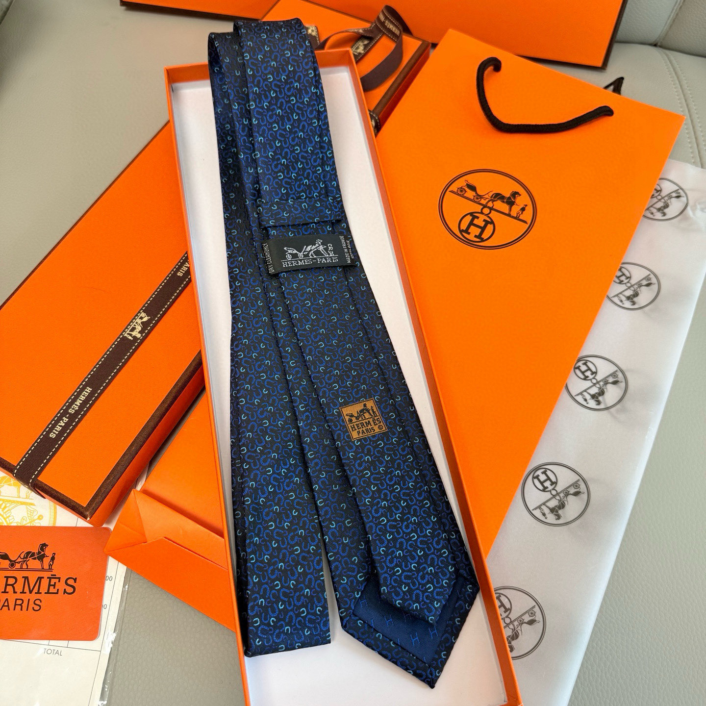 特价💰马蹄铁领带👔👔，稀有爱马仕家每年都有一千条不同印花的领带面世，从最初的多以几何图案表现骑术活动为主