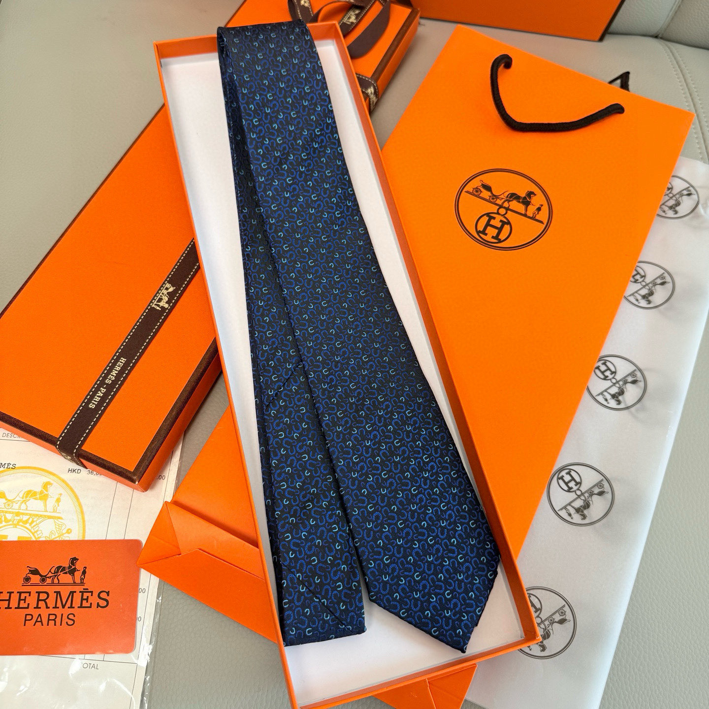 特价💰马蹄铁领带👔👔，稀有爱马仕家每年都有一千条不同印花的领带面世，从最初的多以几何图案表现骑术活动为主