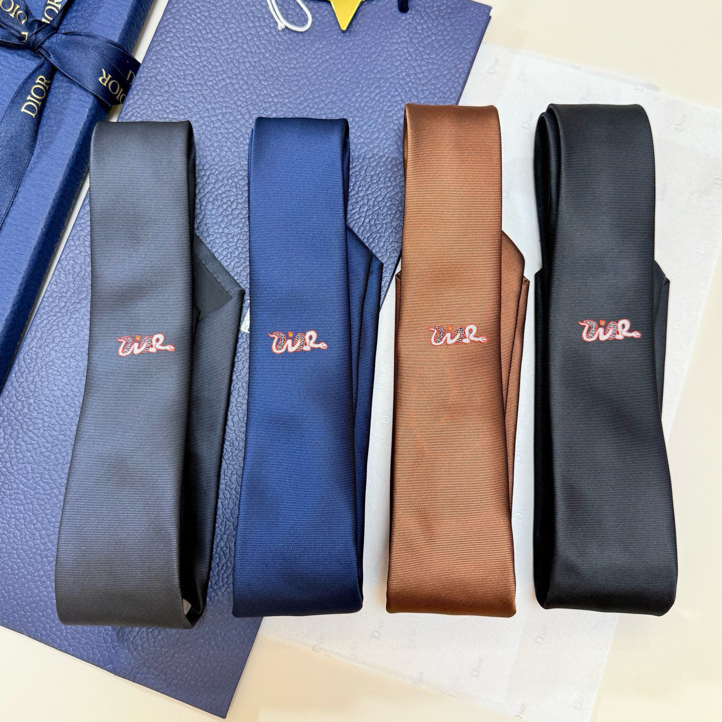 特价官方同步新款领带，2025蛇年迪奥新款领带💖💖 👔👔Dior男士稀有😻😻展现精湛手工与时尚优雅的理想
