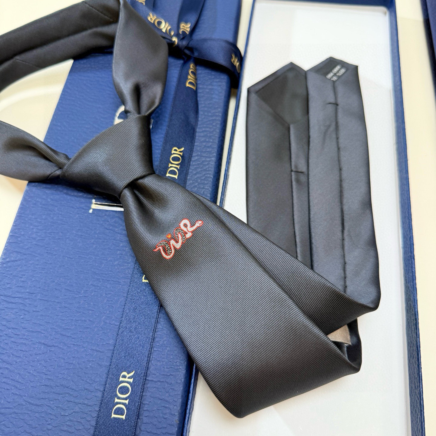 特价官方同步新款领带，2025蛇年迪奥新款领带💖💖 👔👔Dior男士稀有😻😻展现精湛手工与时尚优雅的理想