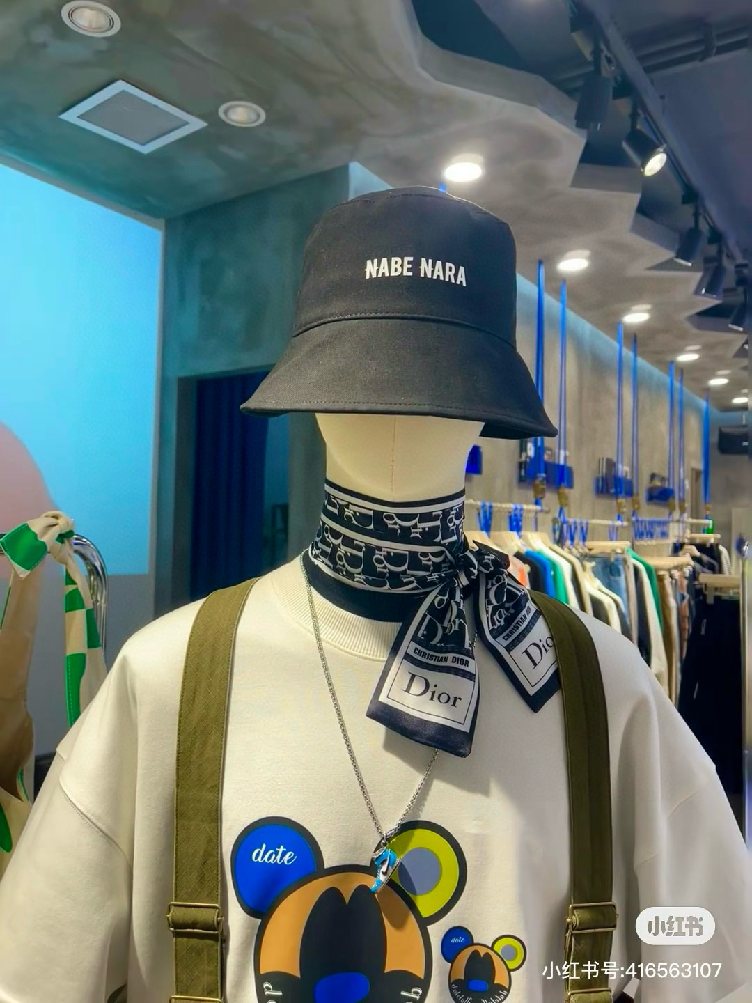 NO:379428,The new D letters Dior Montaigne Mitzah headband scarf draws inspiration from the iconic Dior boutique address. The presbyterian letters with stripes are classic styles, slender and can be matched with a variety of fashionable styles, whether tied to the neck, wrist or handbag scarf, streamers, hair tie, dior, dior19860909批 新款D字母这款 迪奥Montaigne Mitzah 发带丝巾从标志性的 Dior 精品店地址汲取灵感,老花字母配条纹的款式经典,造型修长,可与各种时尚造型搭配,无论系在颈部、手腕或手袋丝巾,飘带，发束,dior,dior,accessory