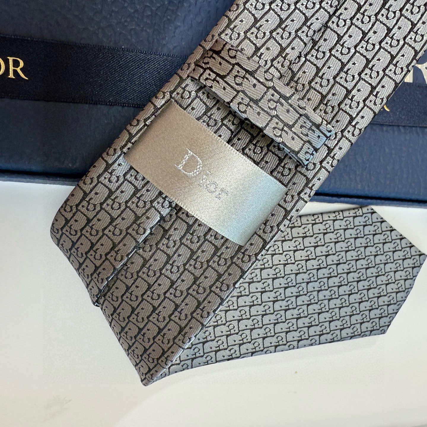 特价💰爆款到Dior新款领带 💖💖👔👔Dior男士【Do字母印花领带】，稀有😻😻展现精湛手工与时尚优雅的