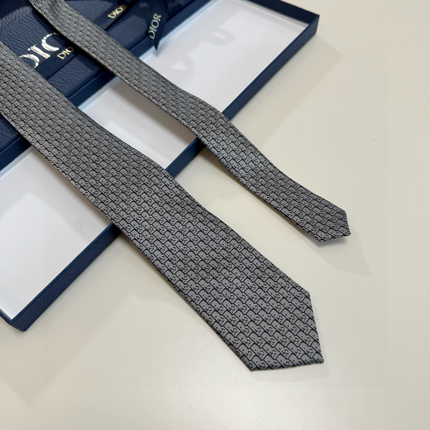 特价💰爆款到Dior新款领带 💖💖👔👔Dior男士【Do字母印花领带】，稀有😻😻展现精湛手工与时尚优雅的
