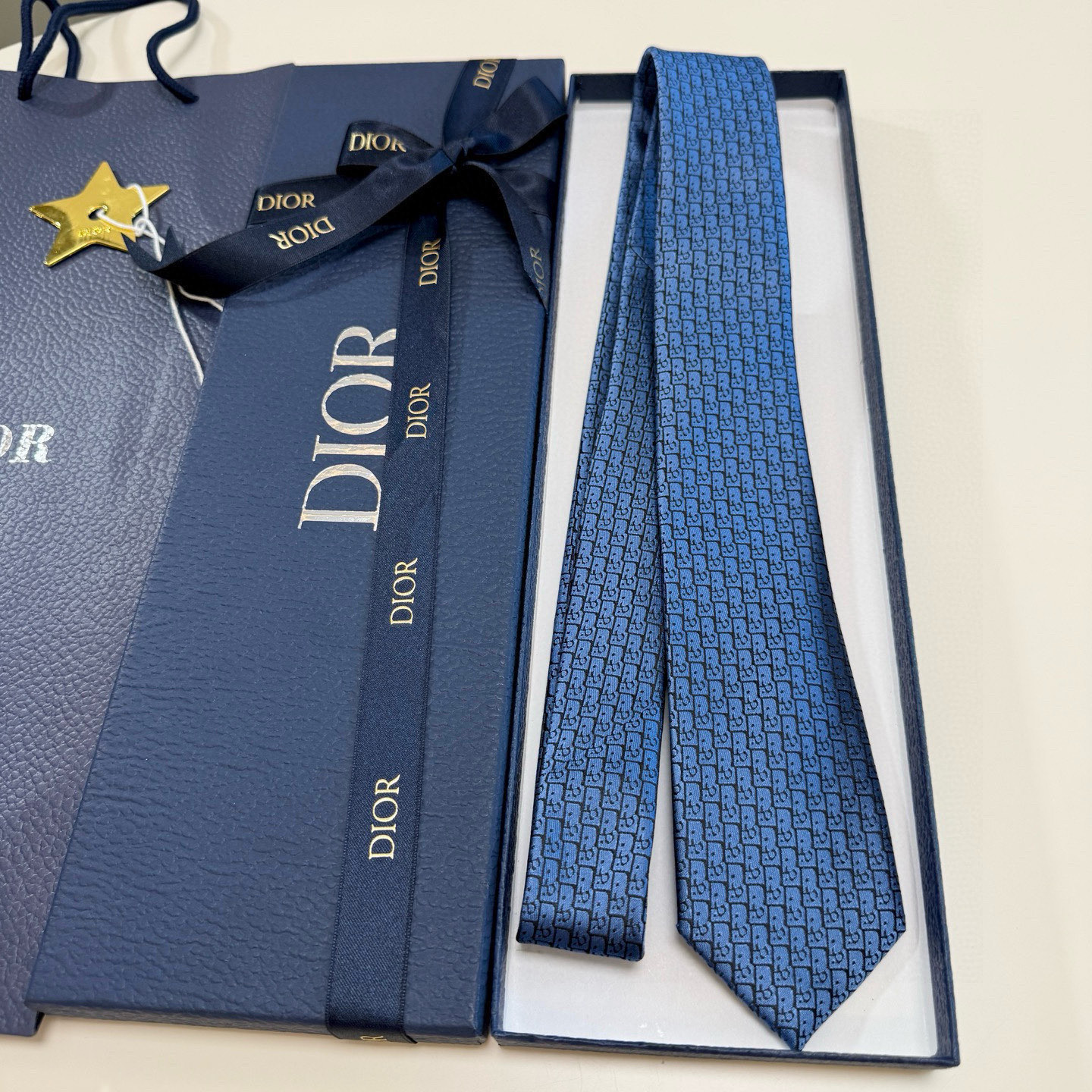 特价💰爆款到Dior新款领带 💖💖👔👔Dior男士【Do字母印花领带】，稀有😻😻展现精湛手工与时尚优雅的