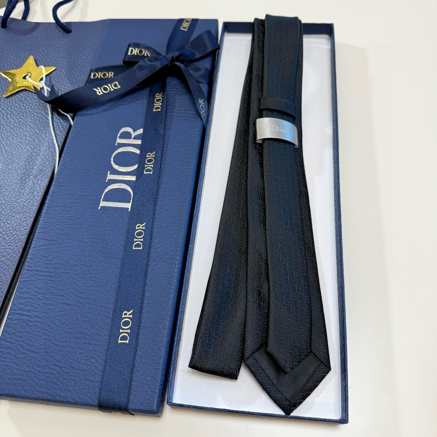 特价💰爆款到Dior新款领带 💖💖👔👔Dior男士【Do字母印花领带】，稀有😻😻展现精湛手工与时尚优雅的