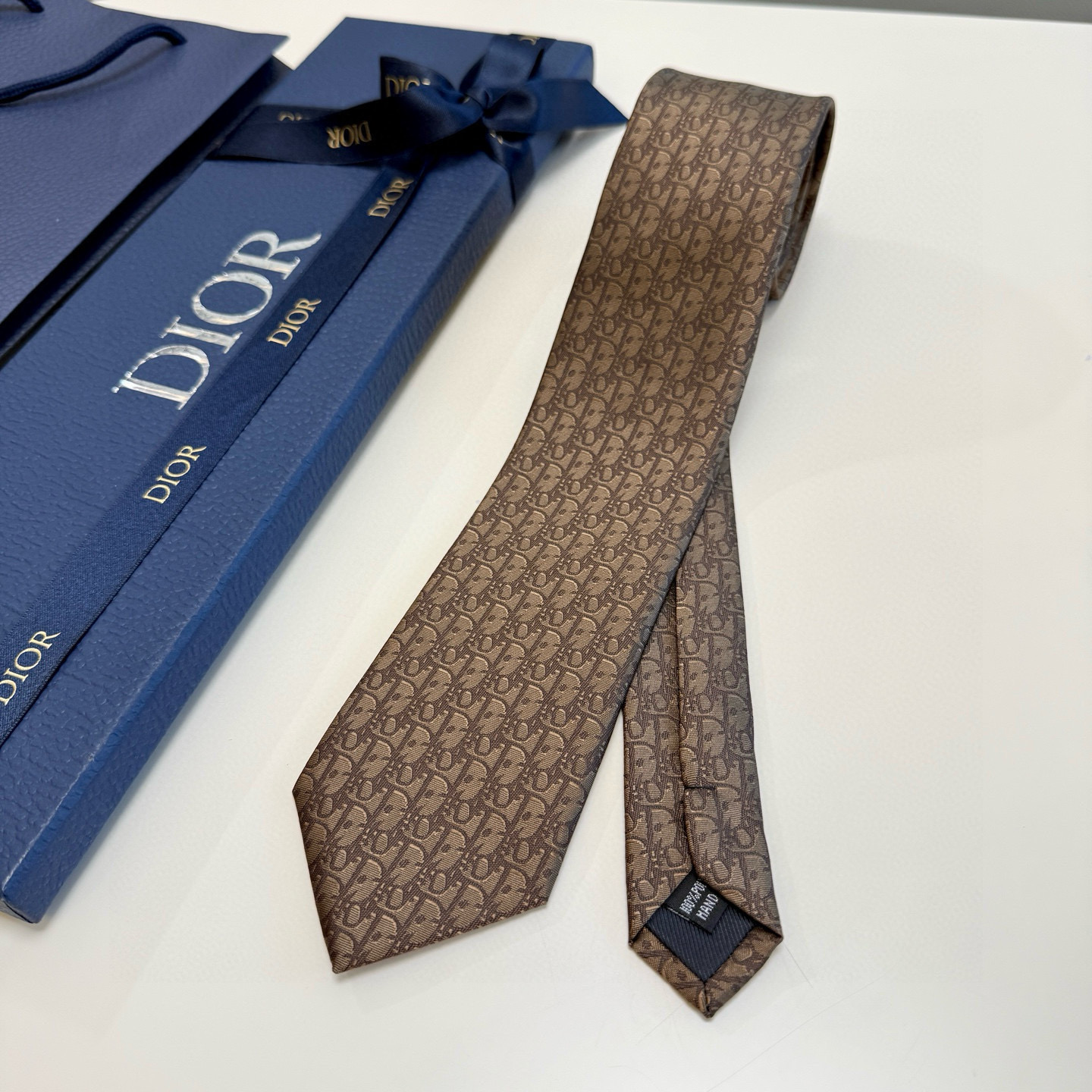 特价 爆款到，6色👏👏迪奥新款领带💖💖 👔👔Dior男士，稀有😻😻展现精湛手工与时尚优雅的理想选择，这款