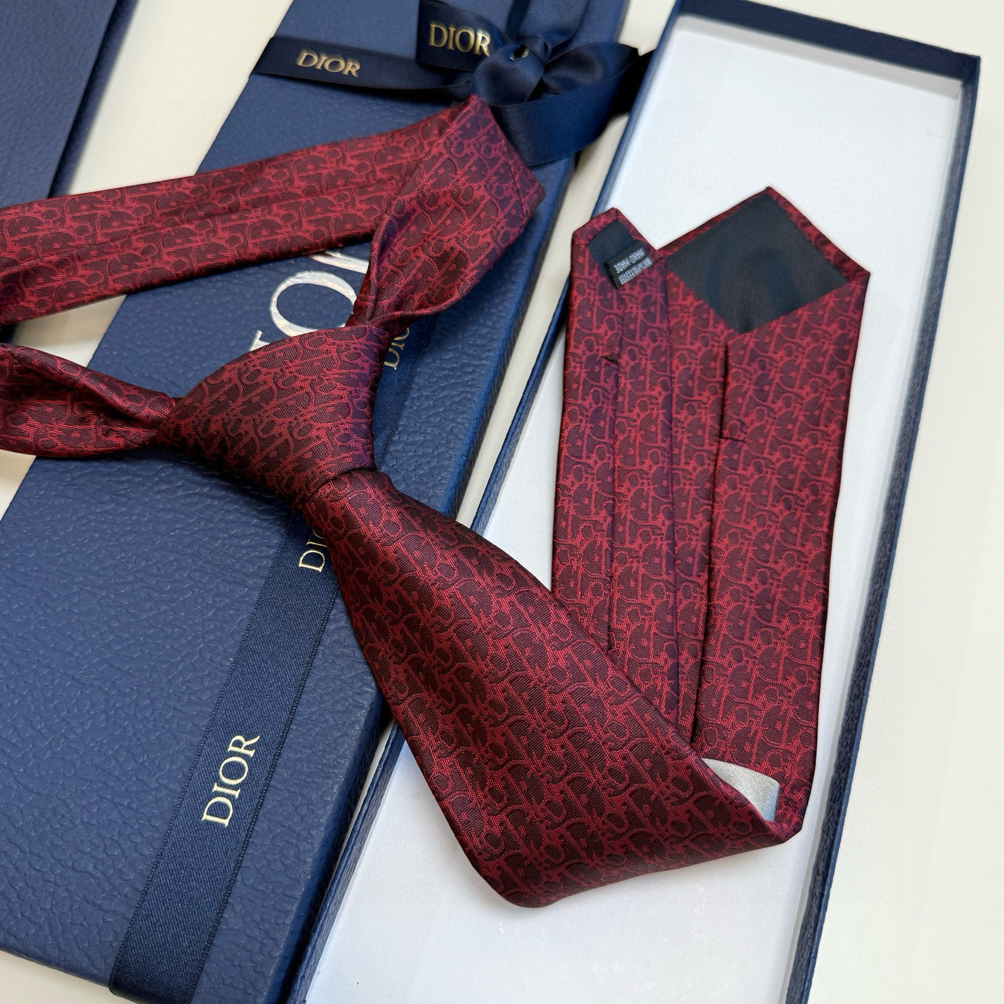 特价 爆款到，6色👏👏迪奥新款领带💖💖 👔👔Dior男士，稀有😻😻展现精湛手工与时尚优雅的理想选择，这款