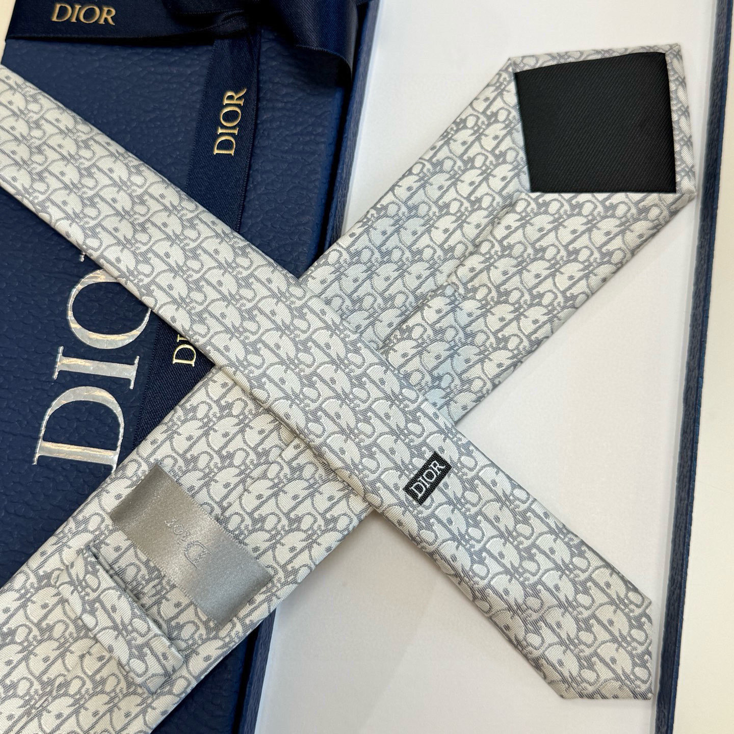 特价 爆款到，6色👏👏迪奥新款领带💖💖 👔👔Dior男士，稀有😻😻展现精湛手工与时尚优雅的理想选择，这款