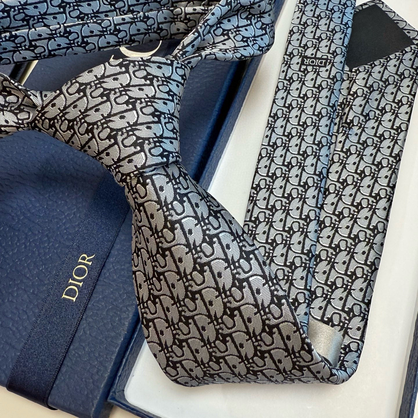 特价 爆款到，6色👏👏迪奥新款领带💖💖 👔👔Dior男士，稀有😻😻展现精湛手工与时尚优雅的理想选择，这款