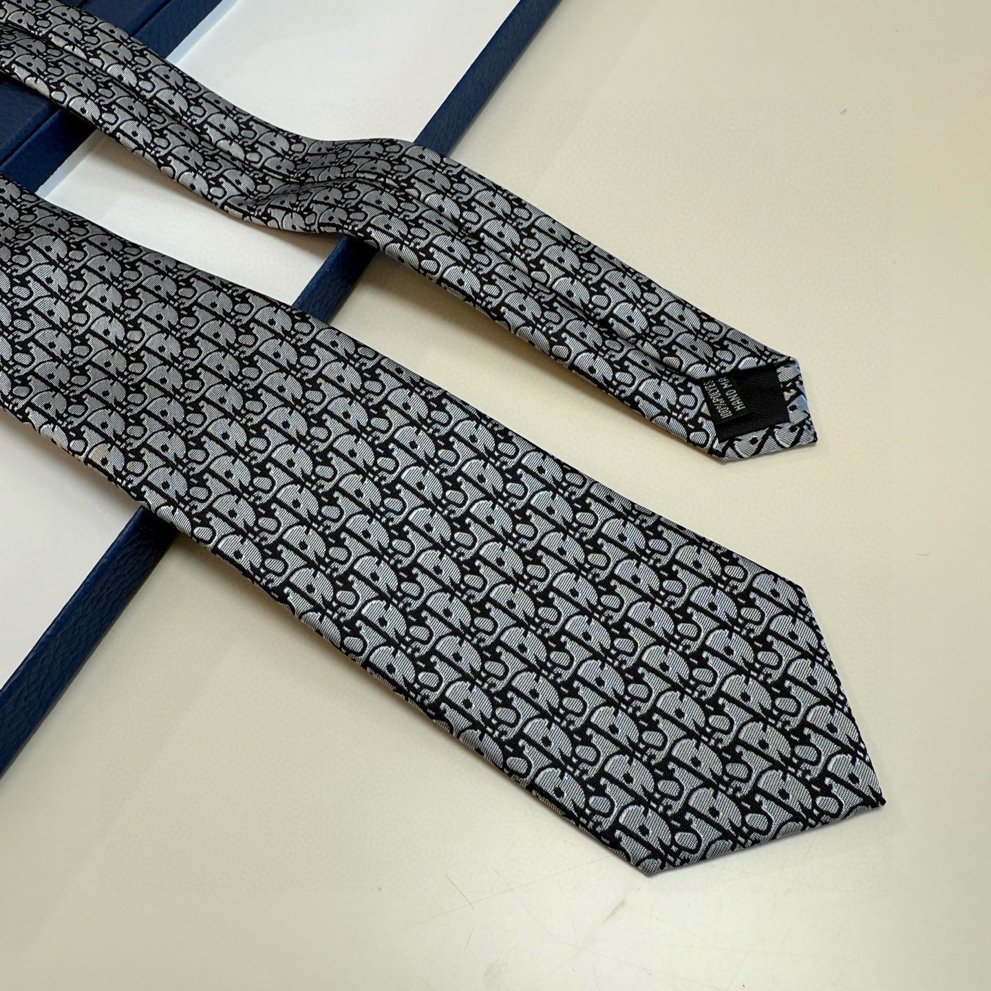 特价 爆款到，6色👏👏迪奥新款领带💖💖 👔👔Dior男士，稀有😻😻展现精湛手工与时尚优雅的理想选择，这款