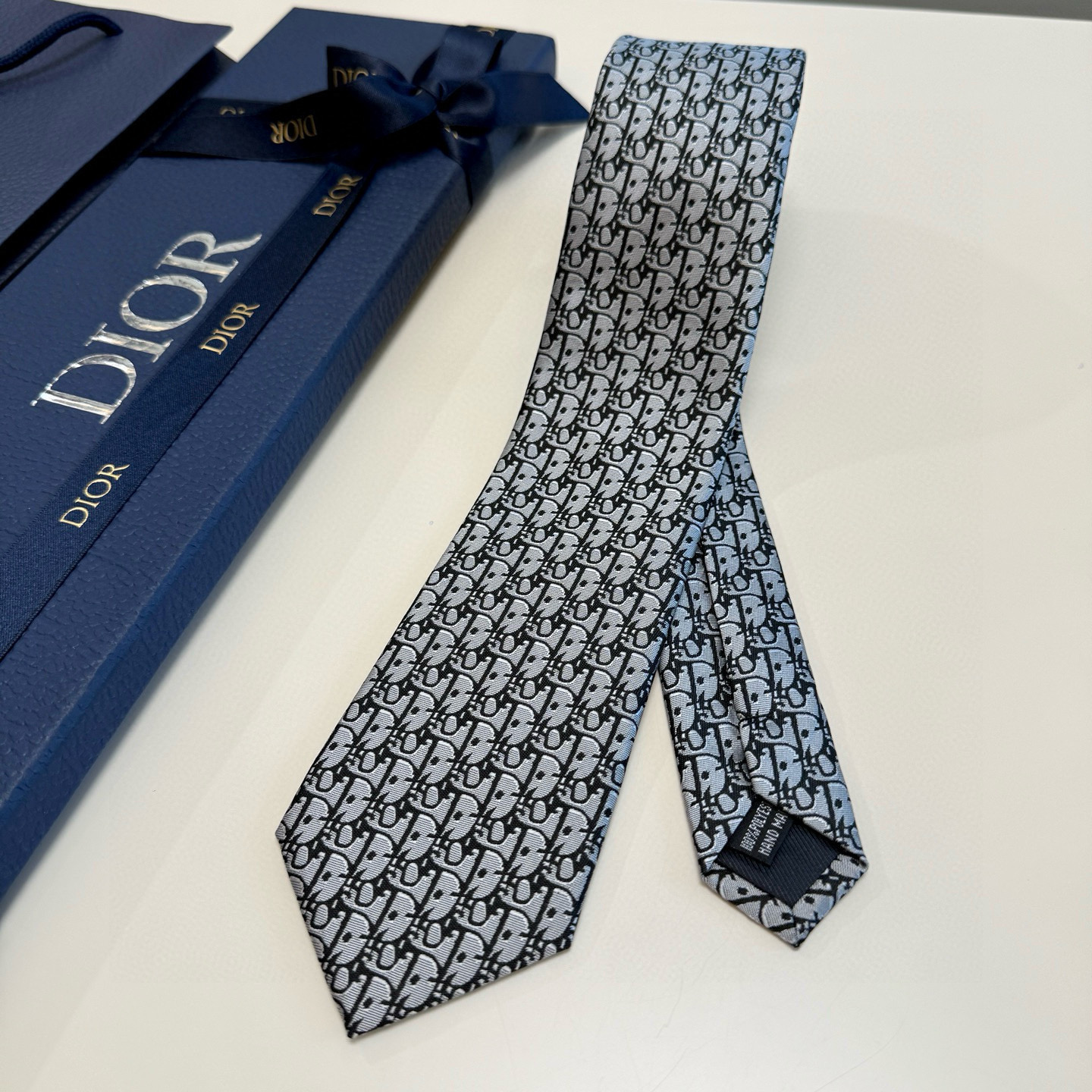 特价 爆款到，6色👏👏迪奥新款领带💖💖 👔👔Dior男士，稀有😻😻展现精湛手工与时尚优雅的理想选择，这款