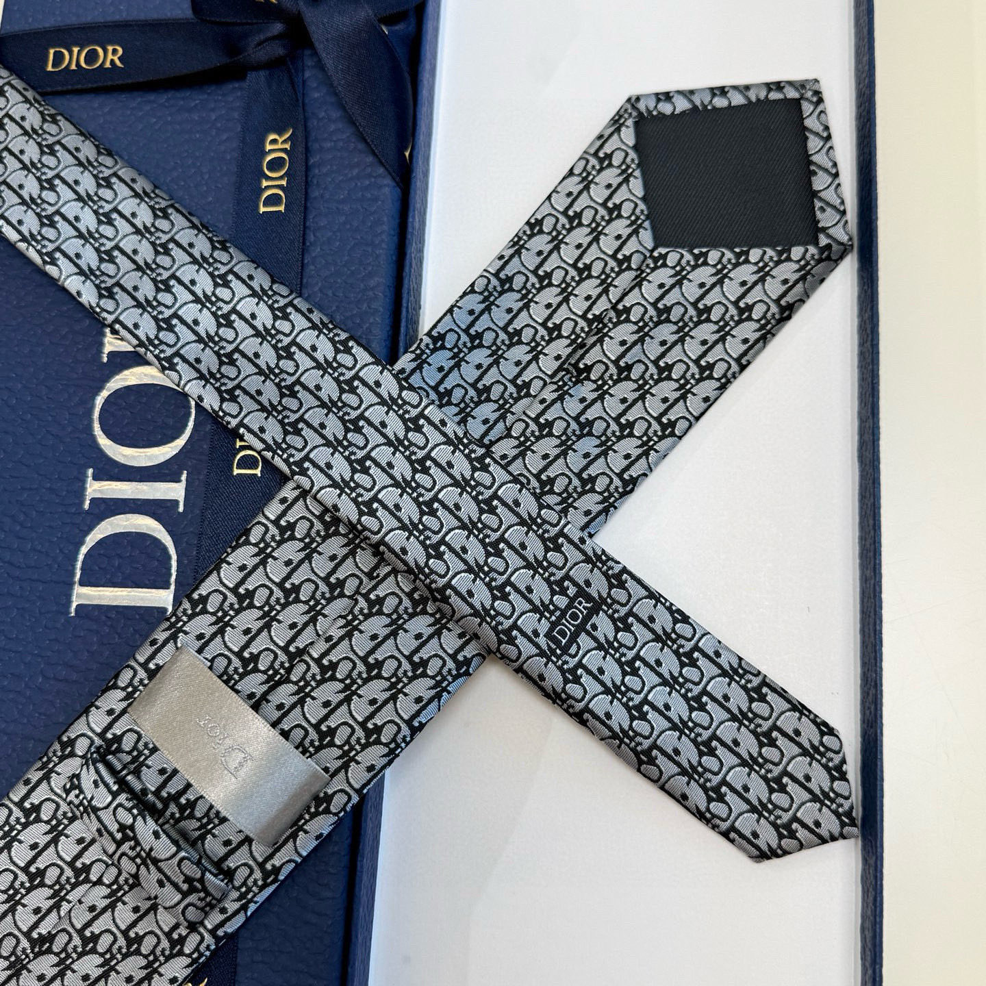 特价 爆款到，6色👏👏迪奥新款领带💖💖 👔👔Dior男士，稀有😻😻展现精湛手工与时尚优雅的理想选择，这款