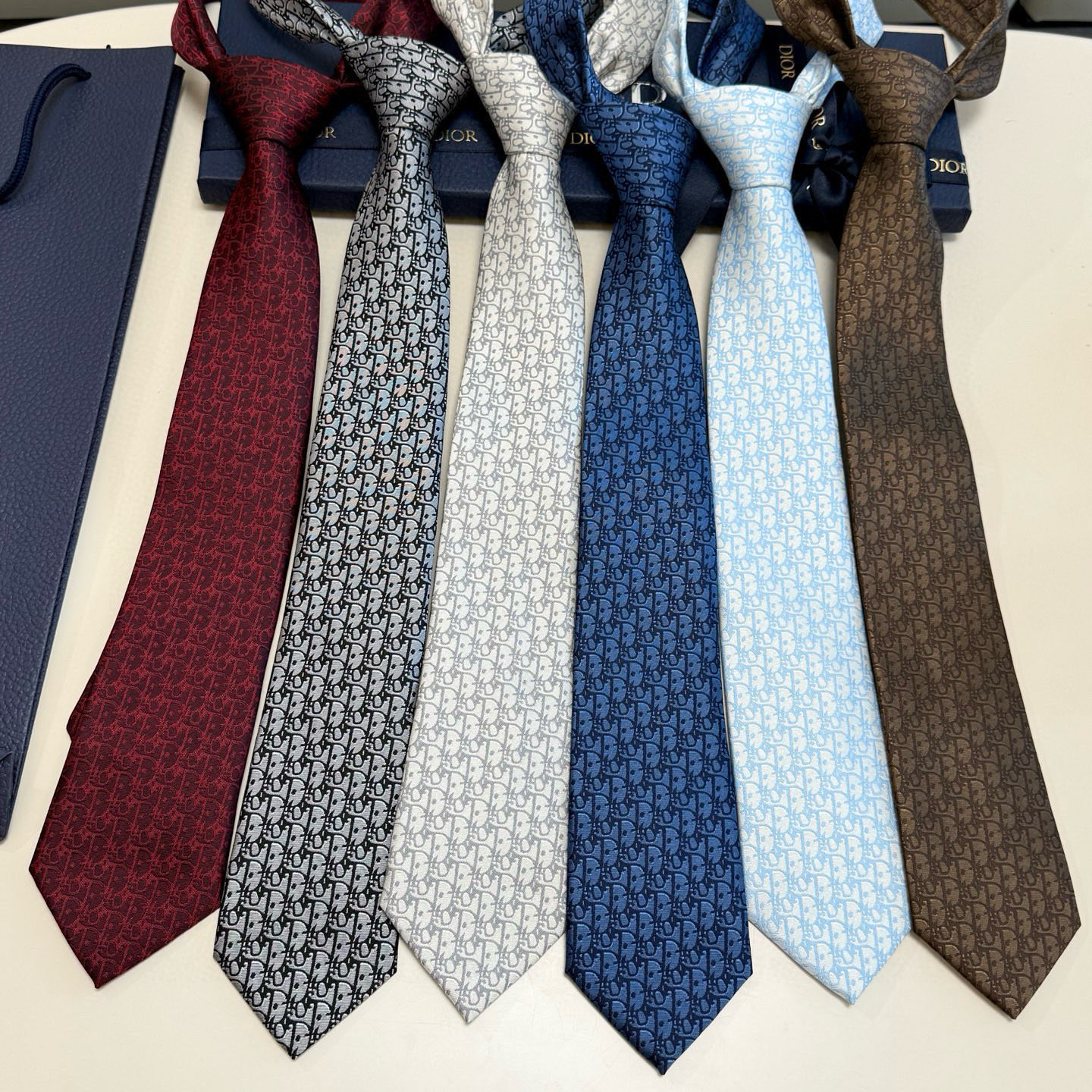 特价 爆款到，6色👏👏迪奥新款领带💖💖 👔👔Dior男士，稀有😻😻展现精湛手工与时尚优雅的理想选择，这款