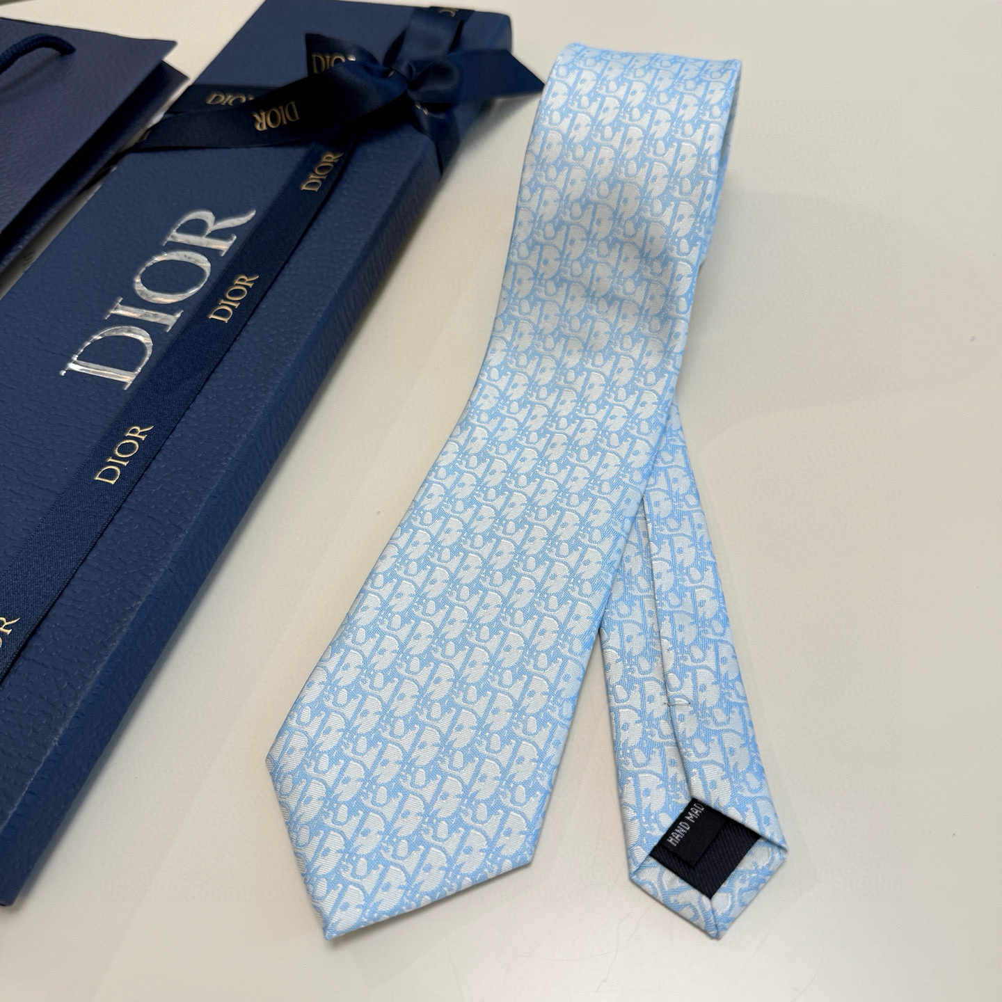 特价 爆款到，6色👏👏迪奥新款领带💖💖 👔👔Dior男士，稀有😻😻展现精湛手工与时尚优雅的理想选择，这款