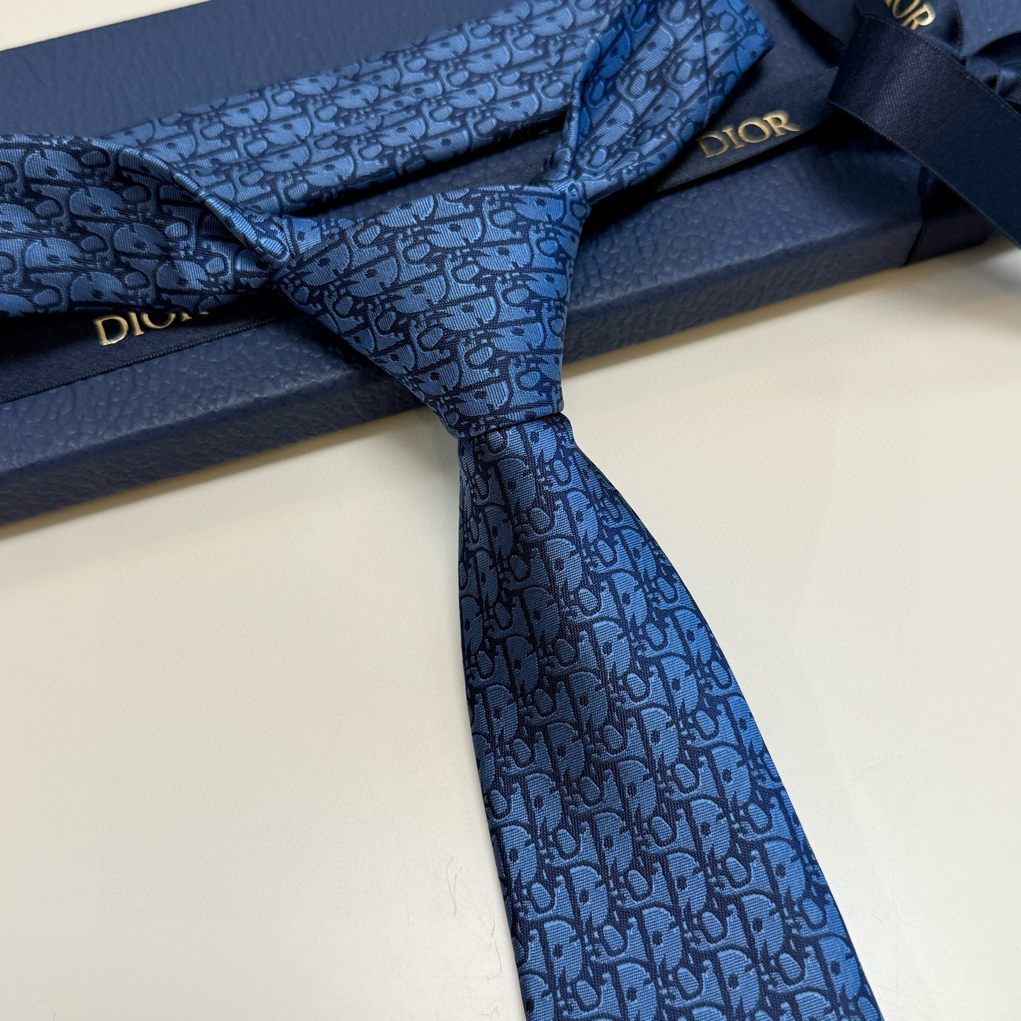 特价 爆款到，6色👏👏迪奥新款领带💖💖 👔👔Dior男士，稀有😻😻展现精湛手工与时尚优雅的理想选择，这款