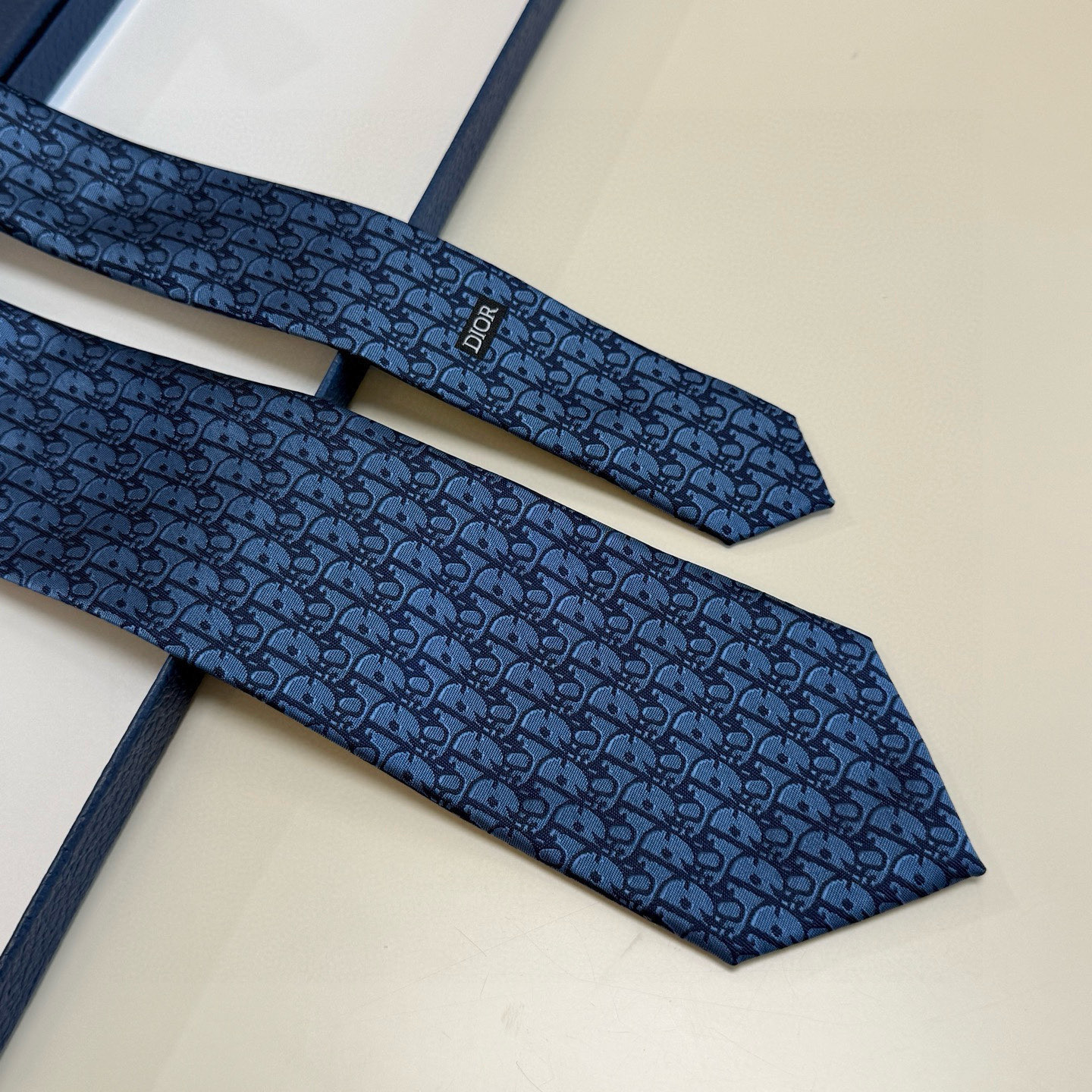 特价 爆款到，6色👏👏迪奥新款领带💖💖 👔👔Dior男士，稀有😻😻展现精湛手工与时尚优雅的理想选择，这款