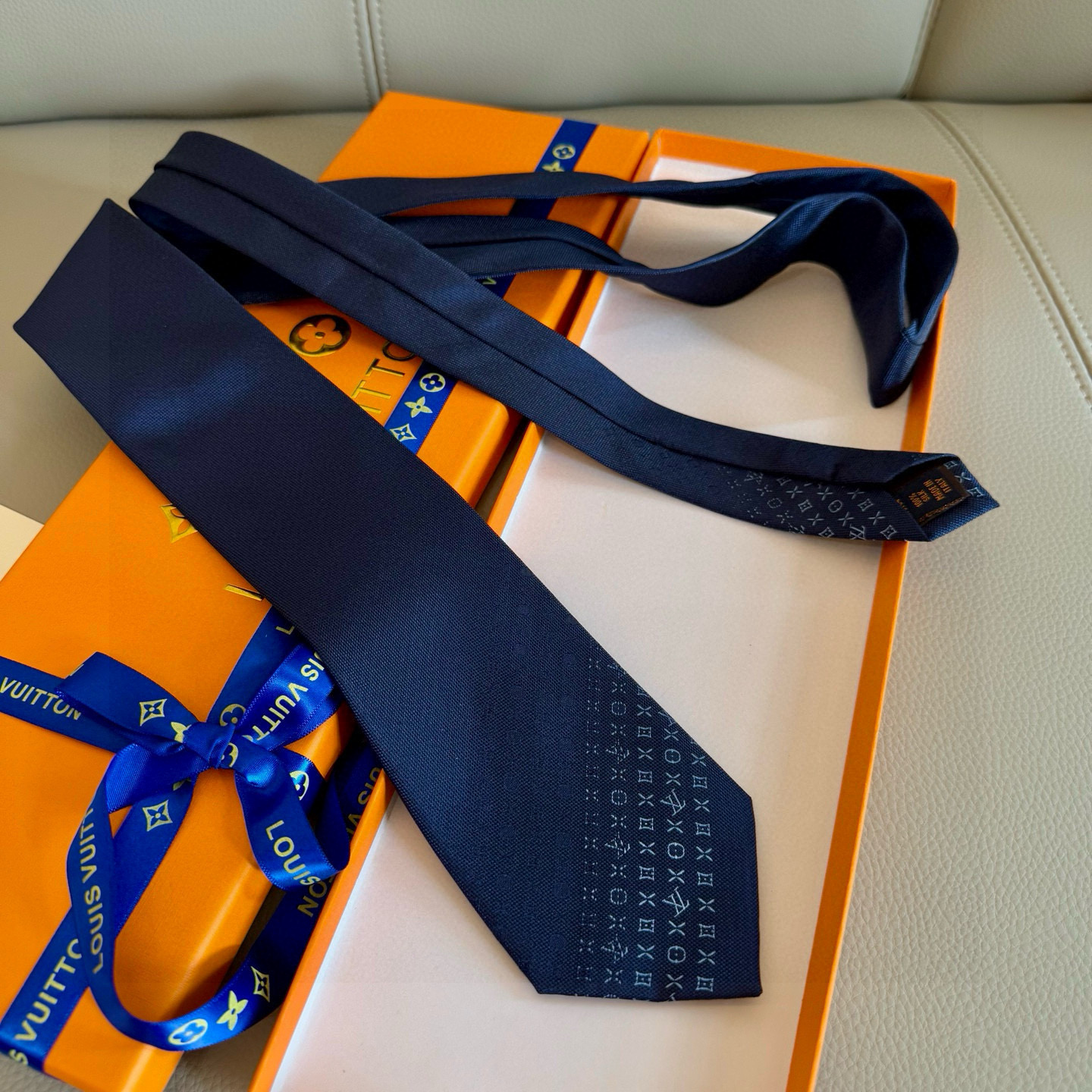 特价💰LV男士领带系列 渐变花纹领带👔👔，稀有😻😻展现精湛手工与时尚优雅的理想选择，此款Monogram