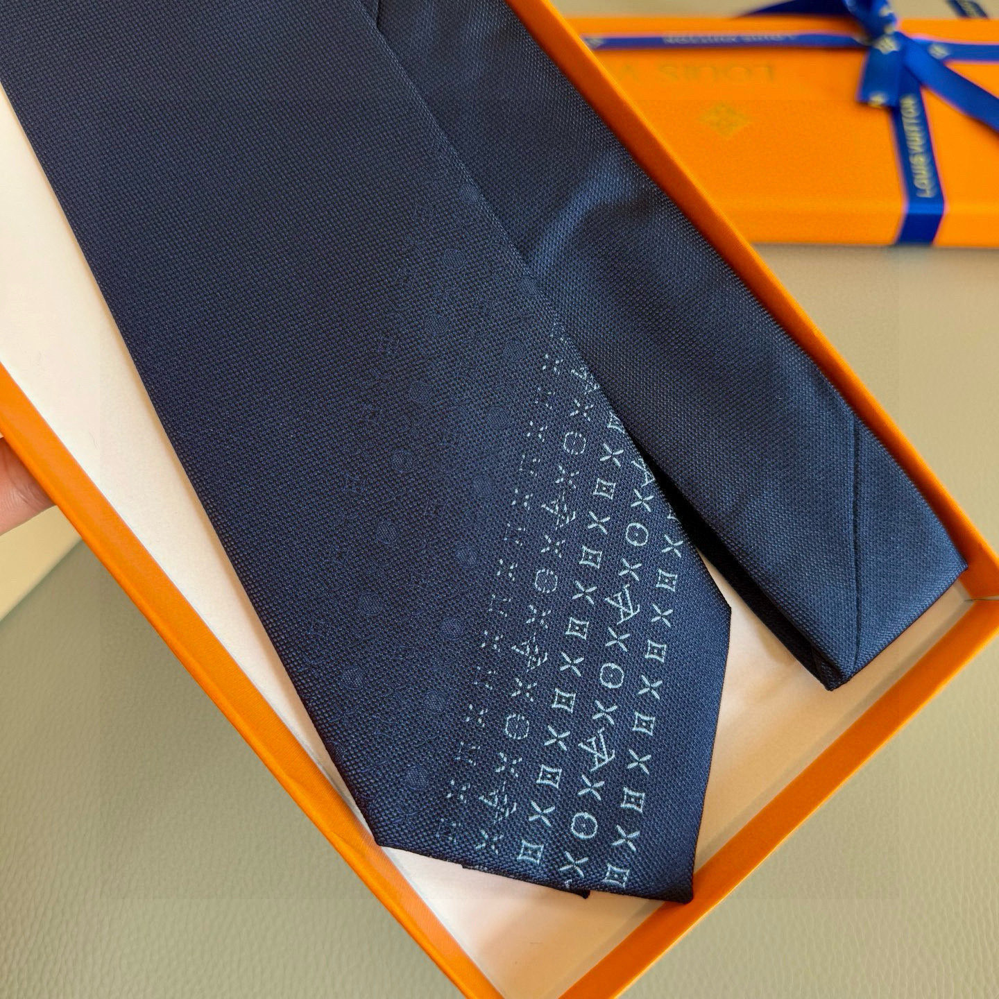 特价💰LV男士领带系列 渐变花纹领带👔👔，稀有😻😻展现精湛手工与时尚优雅的理想选择，此款Monogram