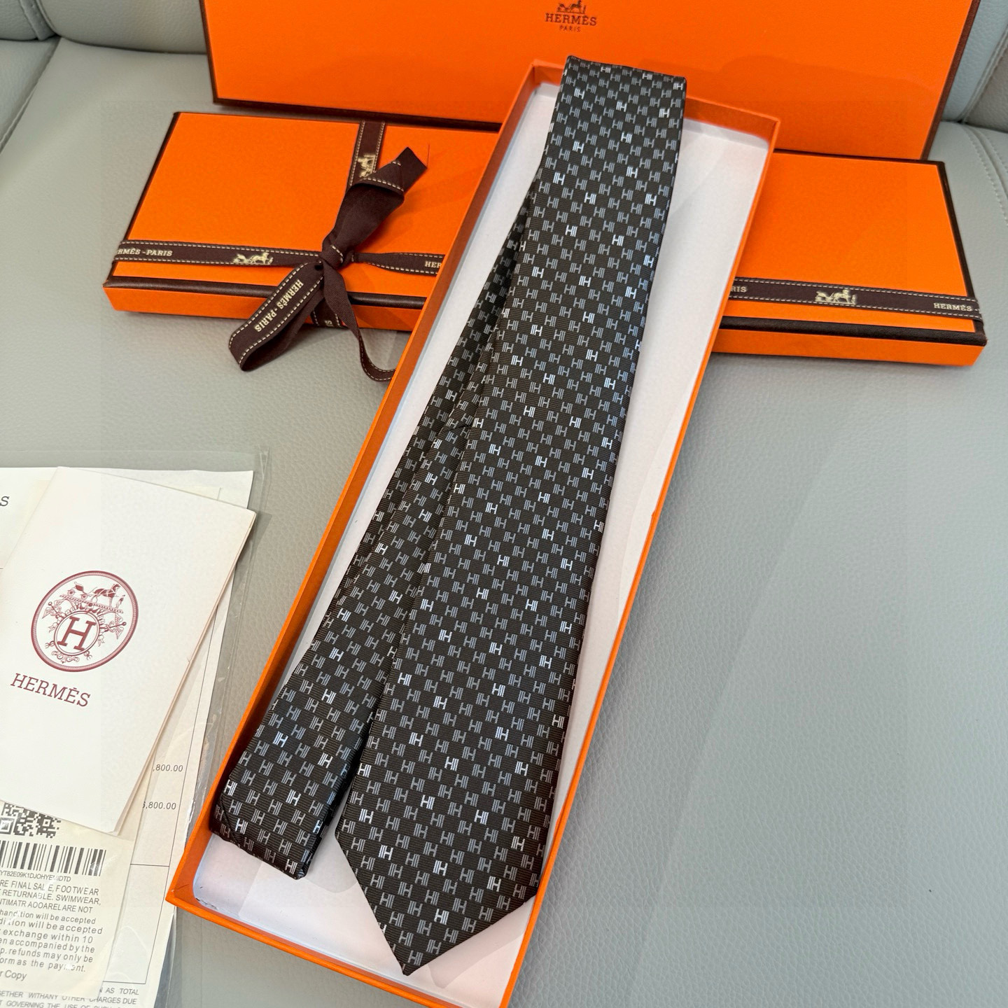 特价，官方同步新款 男士领带，稀有H家每年都有一千条不同印花的领带面世，从最初的多以几何图案表现骑术活动