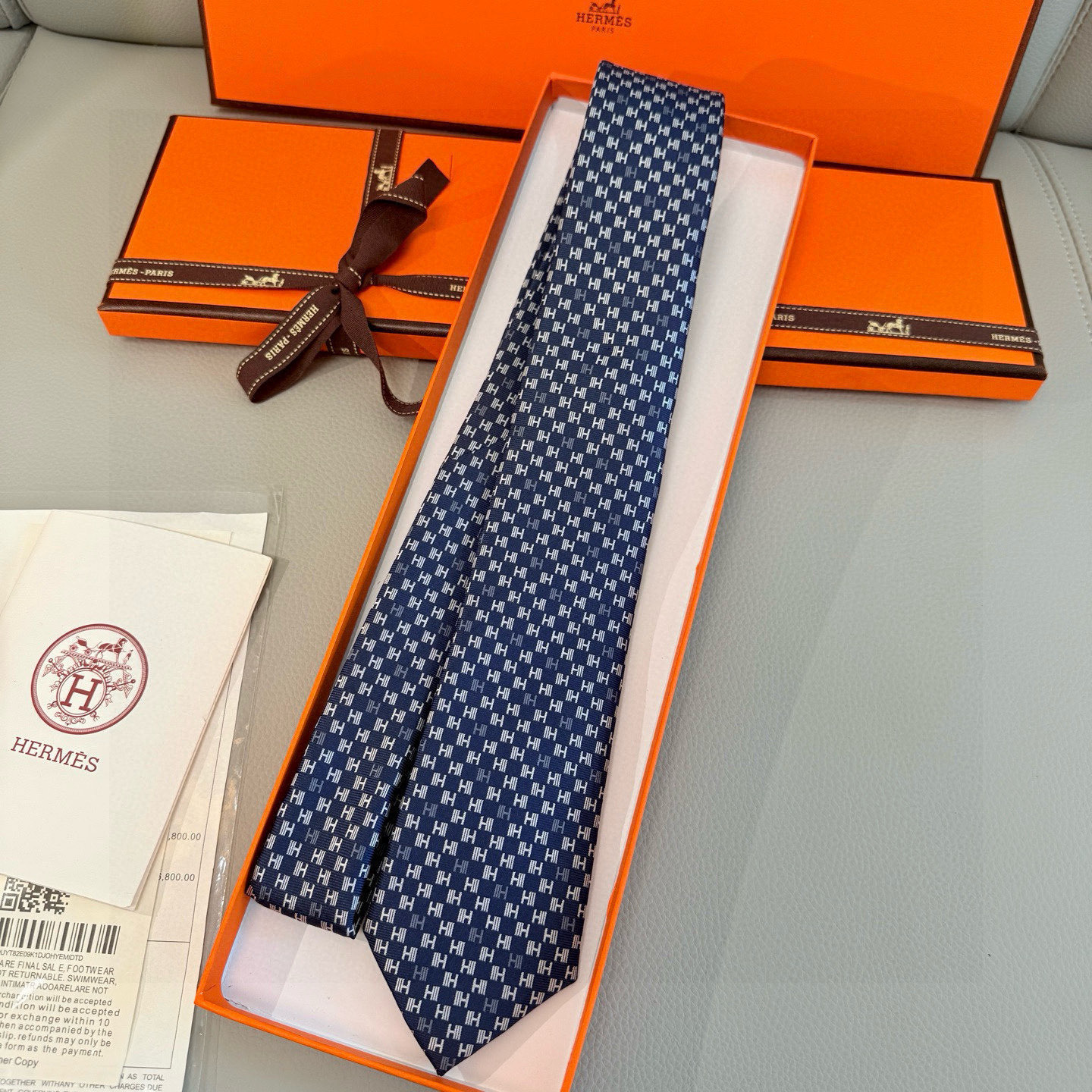 特价，官方同步新款 男士领带，稀有H家每年都有一千条不同印花的领带面世，从最初的多以几何图案表现骑术活动