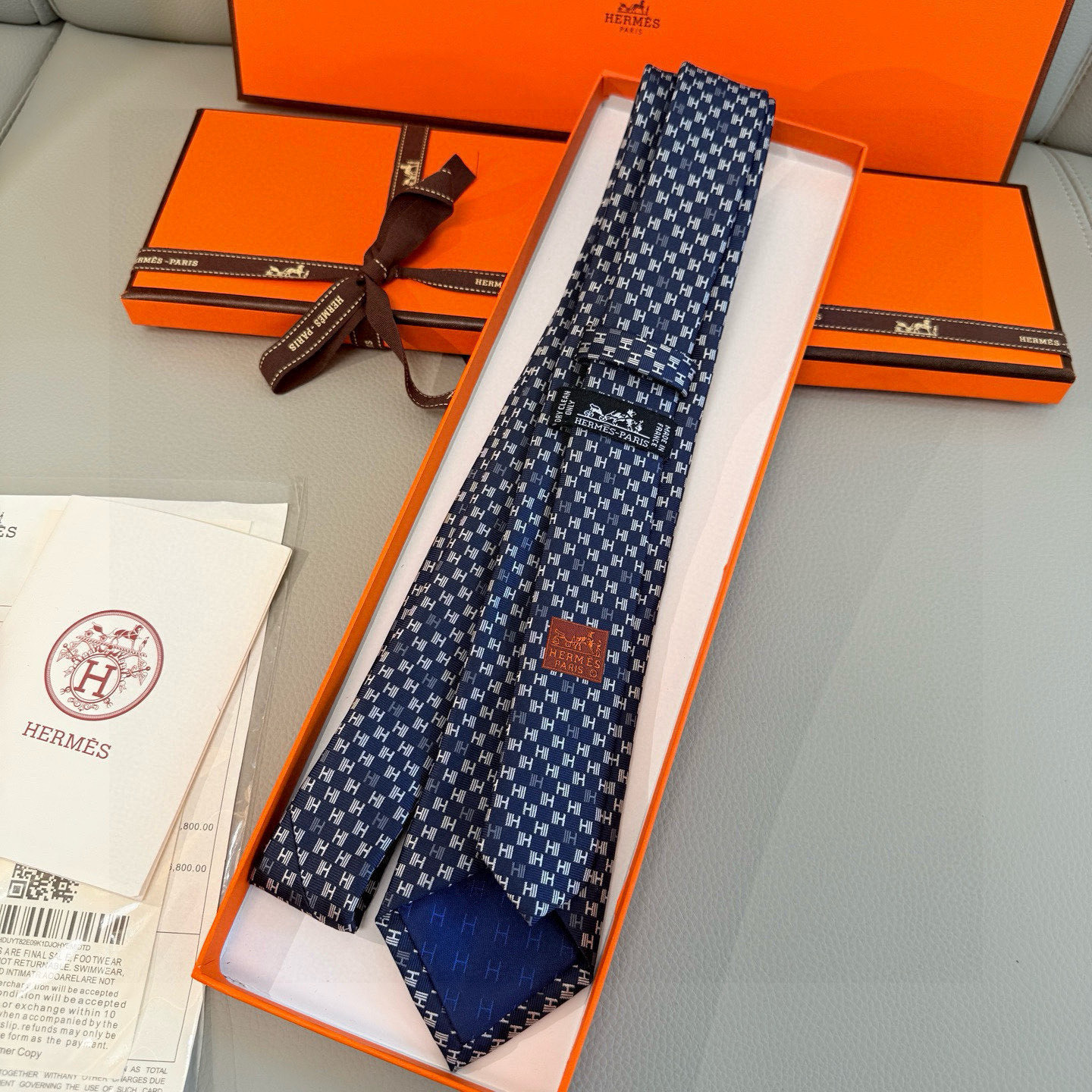 特价，官方同步新款 男士领带，稀有H家每年都有一千条不同印花的领带面世，从最初的多以几何图案表现骑术活动