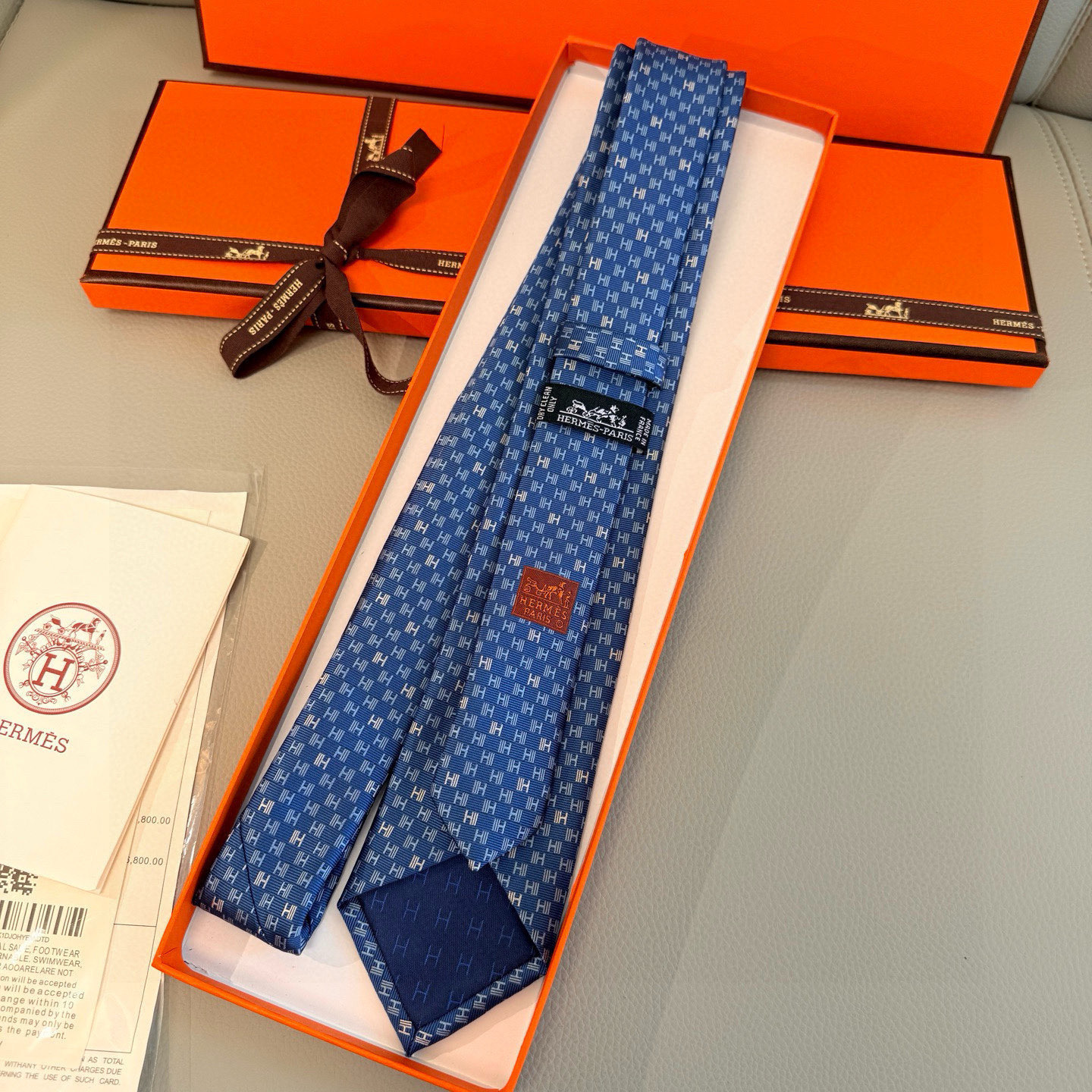特价，官方同步新款 男士领带，稀有H家每年都有一千条不同印花的领带面世，从最初的多以几何图案表现骑术活动