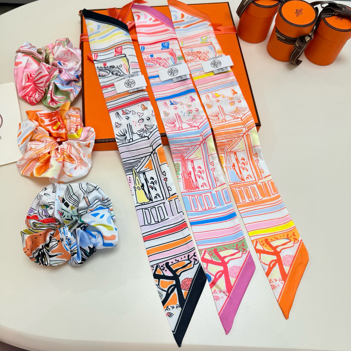 NO:379451,Hermes hairband, hair ring dual-purpose scarf, fine print, very clear handwriting The first choice for gift gifts can be wrapped around the neck, wrapped around the wrist, and can also be matched on your beloved bag, making your bag look brand new, silk scarf, streamer, hair tie, hermes19860909批 爱马仕束发带 发圈两用丝巾,精细的印花 字迹非常清晰 送礼自用的首选丝带既可绕于颈间,亦可缠于腕部、同样也可以搭配在心爱的包包上,让你的包包焕然一新丝巾,飘带，发束,hermes,accessory