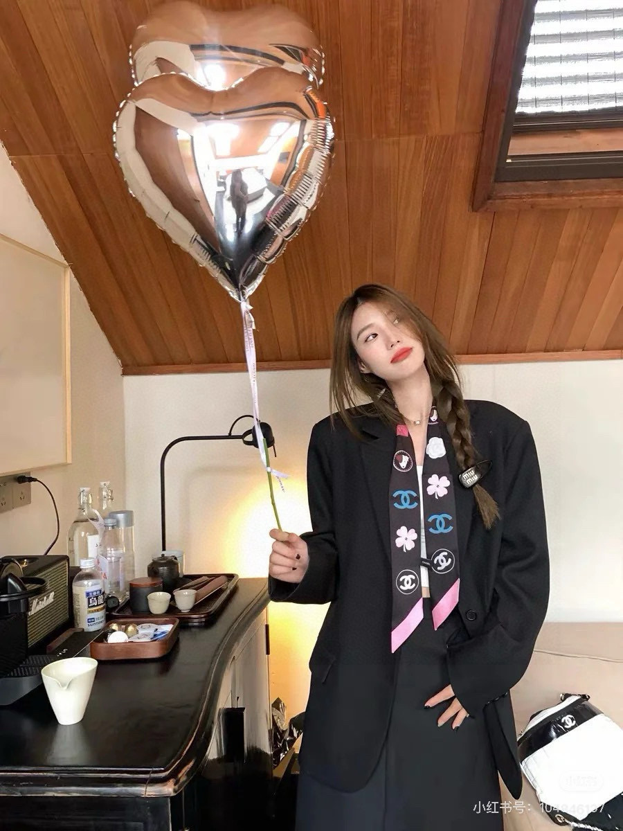 NO:379463,The chanel Twilly little scarf is here, Chanel cartoon letters are a real cute little, everyone has three hands to see, I don’t stop them. N hasn’t seen such a beautiful twilly for a long time. It’s really fragrant, it’s a must-have artifact for concave shapes. The number is not a lot. It won’t always be useful. It’s very high, tied hair, tied bags, etc.... Unique, it’s better to be missing. Material: Twill silk Size 120/6cm silk scarf, streamers, hair tied, chanel, chanel, real silk19860909批香奈儿Twilly小丝巾来了,Chanel 卡通字母 名副其实的小可爱, 人手三条闭眼收,我都不拦着 N久都没有见过这么好看的twilly 真的是真香本香了,凹造型必备神器 数量不是很多.也不会一直有 实用率贼高,绑头发,绑包包,等等等等… 独一无二,宁缺毋 材质:斜纹真丝 尺寸120/6cm丝巾,飘带，发束,chanel,chanel,real silk,accessory