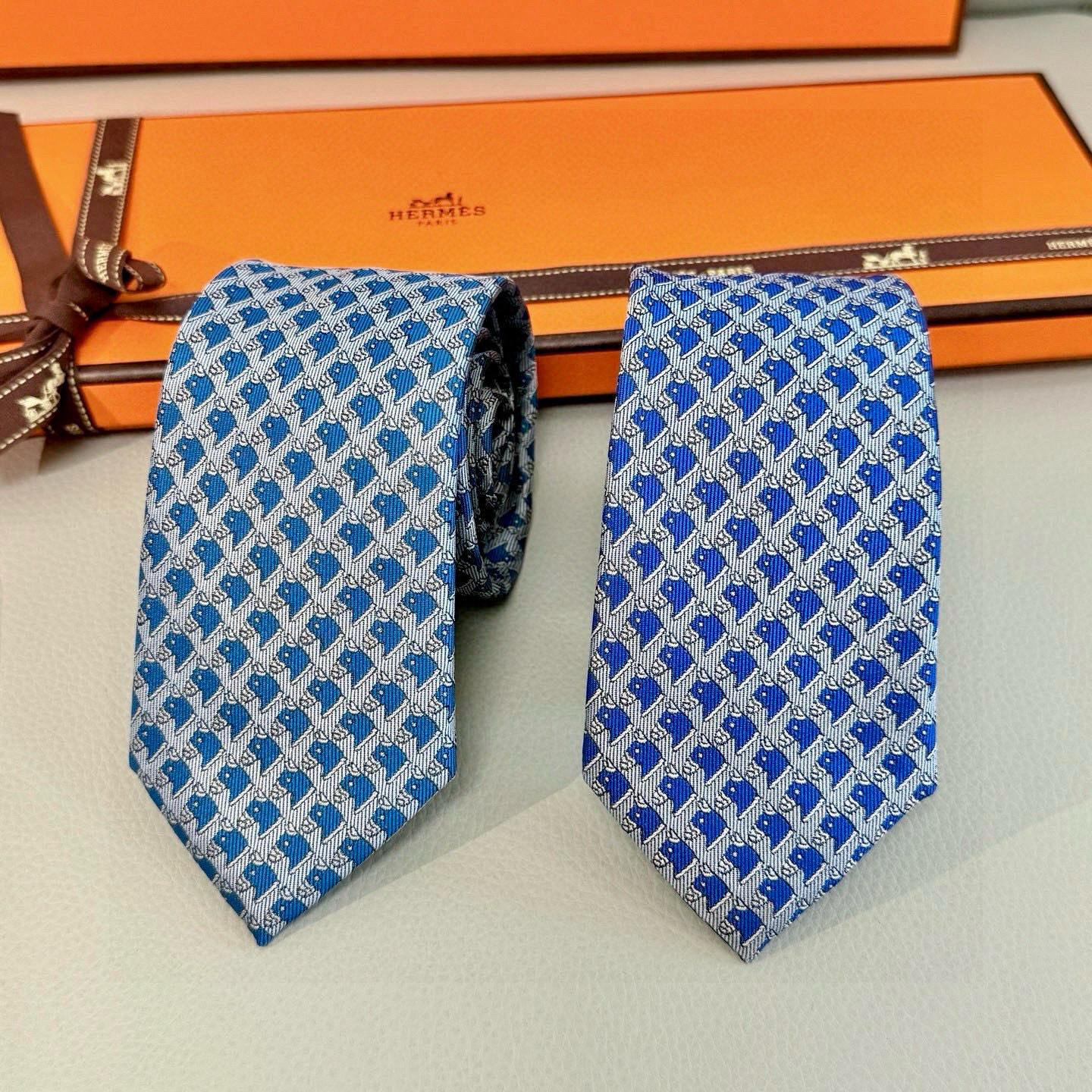 特价，马头男士领带👔👔，稀有爱马仕家每年都有一千条不同印花的领带面世，从最初的多以几何图案表现骑术活动为