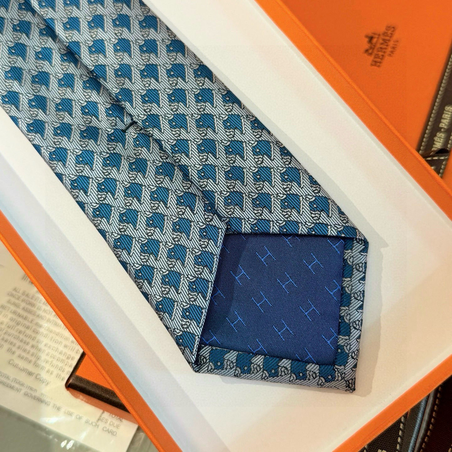 特价，马头男士领带👔👔，稀有爱马仕家每年都有一千条不同印花的领带面世，从最初的多以几何图案表现骑术活动为