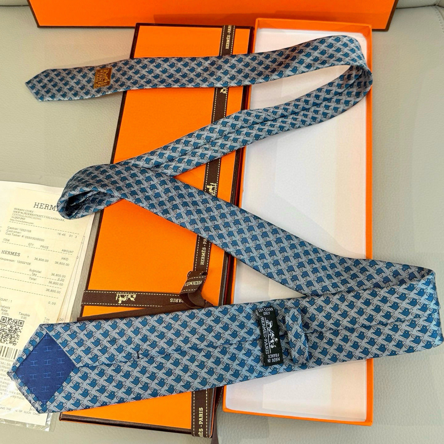 特价，马头男士领带👔👔，稀有爱马仕家每年都有一千条不同印花的领带面世，从最初的多以几何图案表现骑术活动为