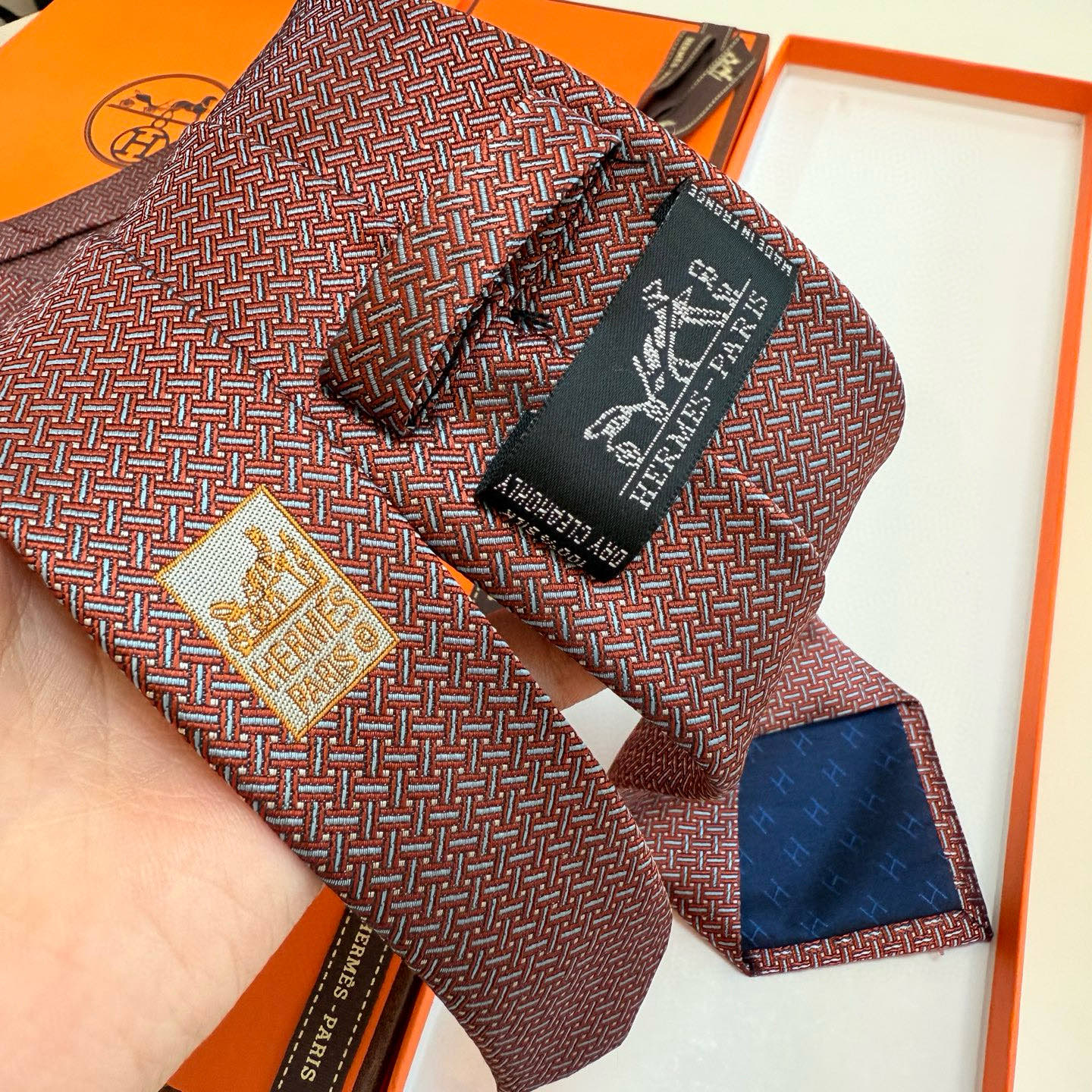 特价💰 👨‍✈男士新款领带系列【H编织花纹领带】👔👔，稀有H家每年都有一千条不同印花的领带面世，从最初的