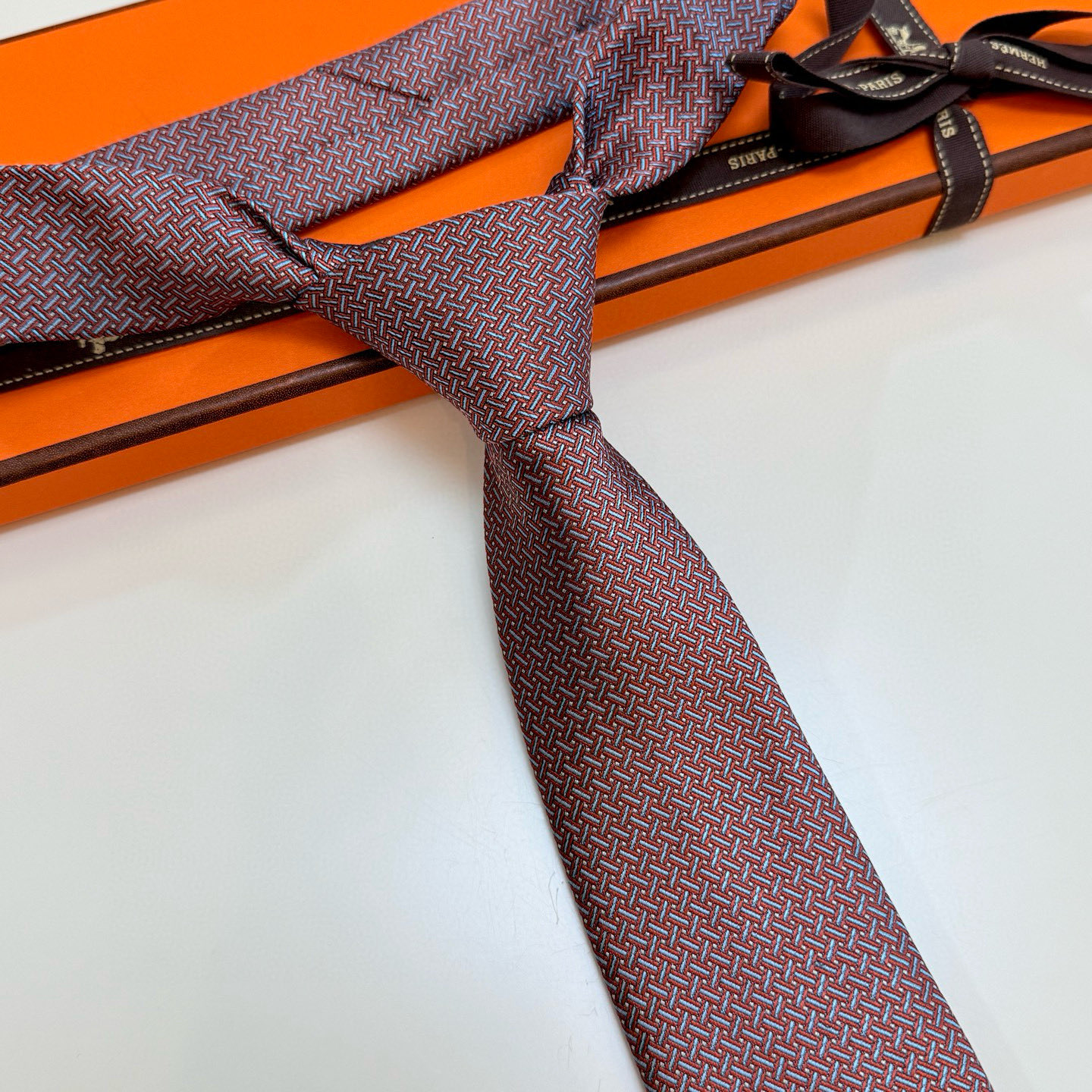 特价💰 👨‍✈男士新款领带系列【H编织花纹领带】👔👔，稀有H家每年都有一千条不同印花的领带面世，从最初的
