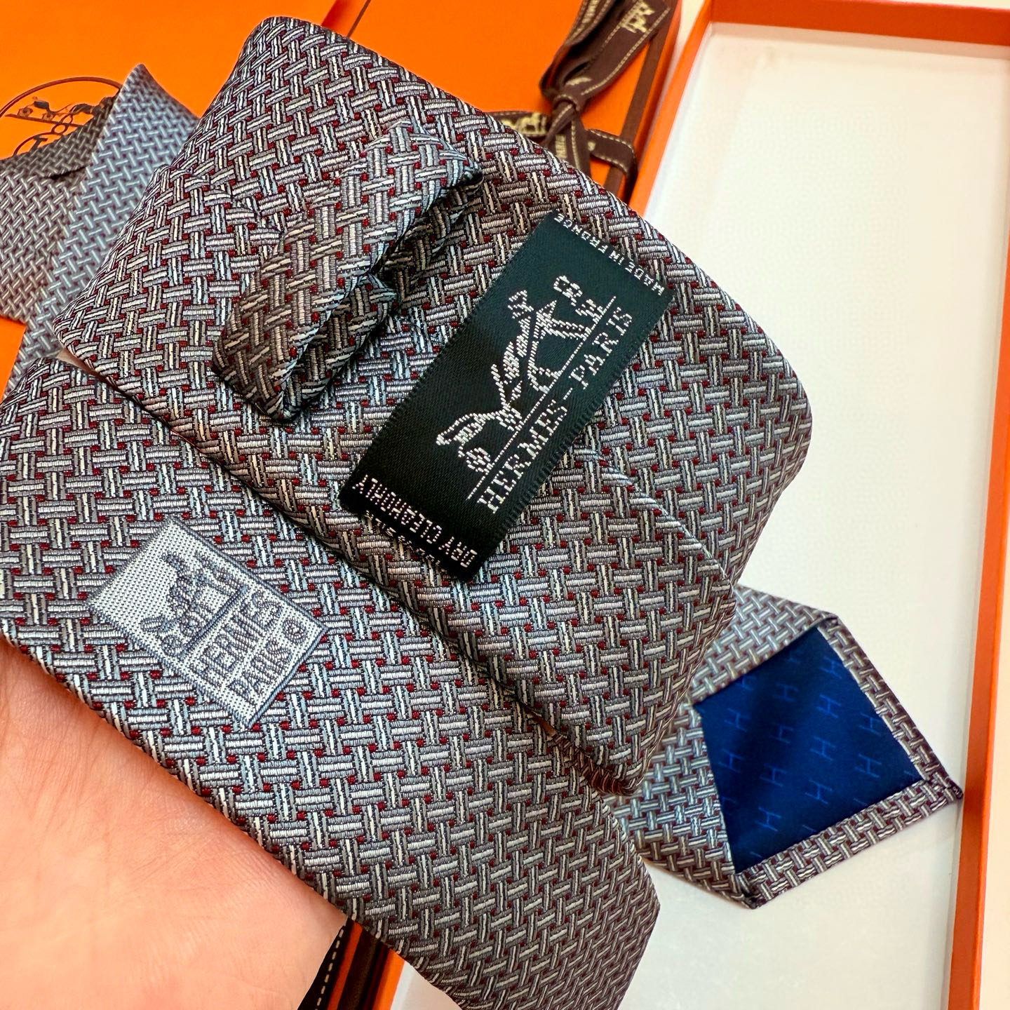 特价💰 👨‍✈男士新款领带系列【H编织花纹领带】👔👔，稀有H家每年都有一千条不同印花的领带面世，从最初的