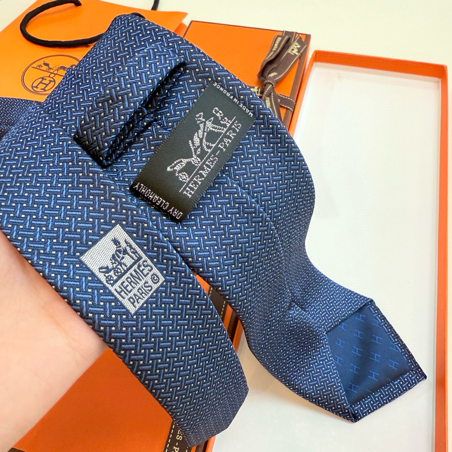 特价💰 👨‍✈男士新款领带系列【H编织花纹领带】👔👔，稀有H家每年都有一千条不同印花的领带面世，从最初的