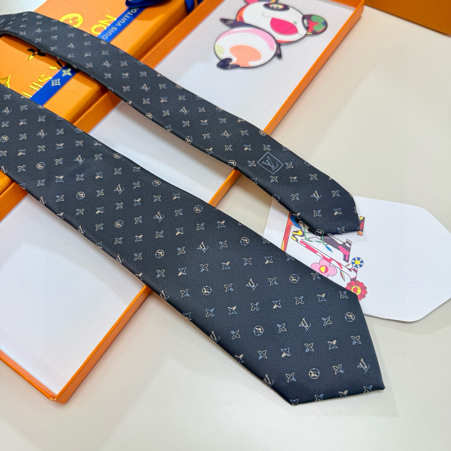 特价💰LV男士领带系列👔👔，稀有😻😻展现精湛手工与时尚优雅的理想选择，此款真丝织就的Diamonds V
