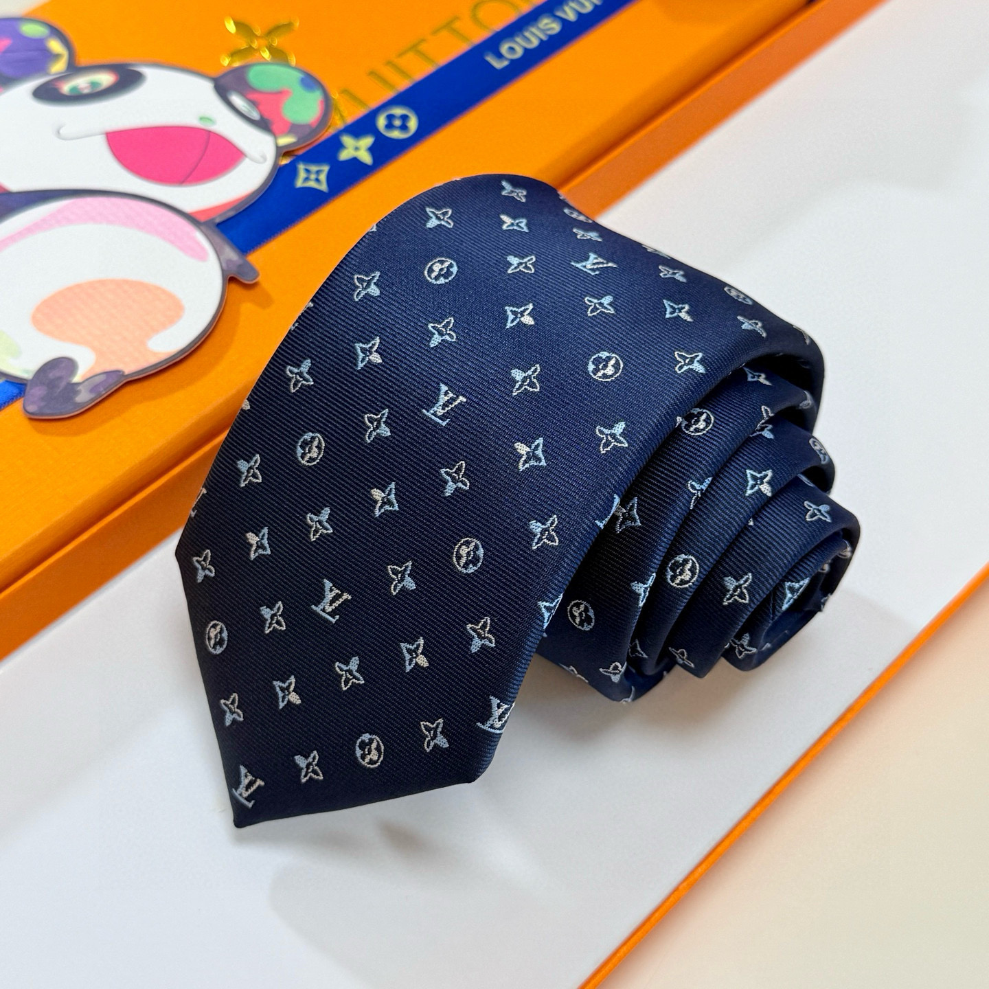 特价💰LV男士领带系列👔👔，稀有😻😻展现精湛手工与时尚优雅的理想选择，此款真丝织就的Diamonds V