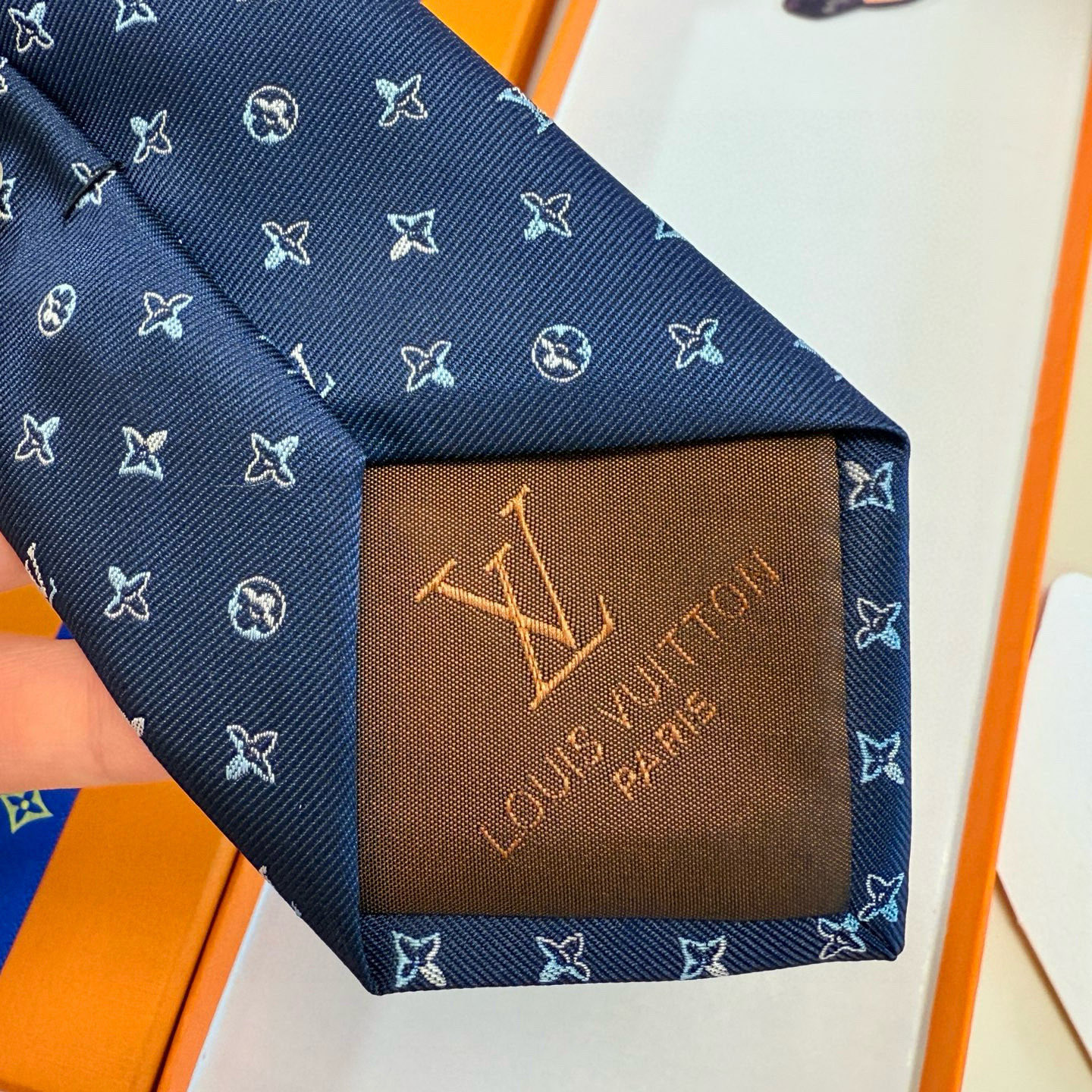特价💰LV男士领带系列👔👔，稀有😻😻展现精湛手工与时尚优雅的理想选择，此款真丝织就的Diamonds V