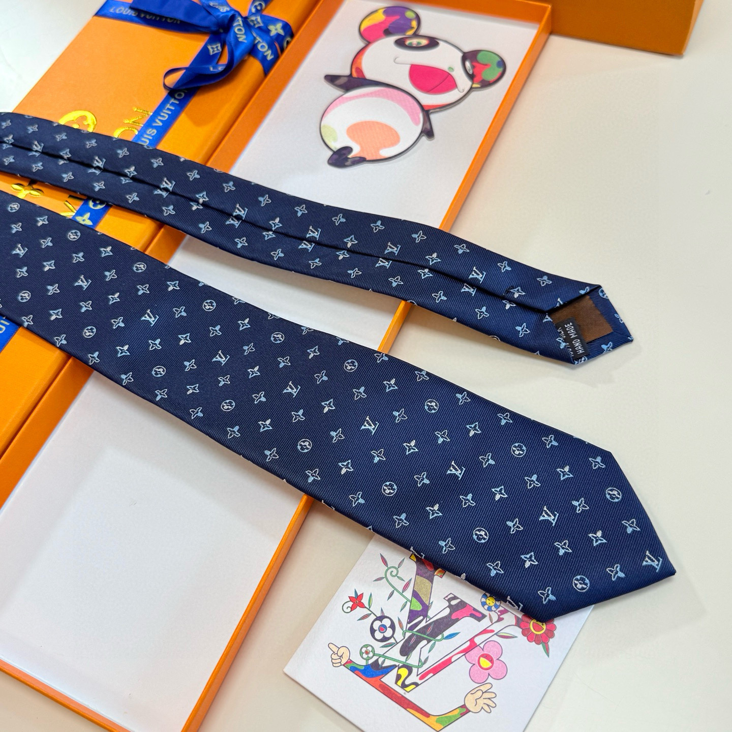特价💰LV男士领带系列👔👔，稀有😻😻展现精湛手工与时尚优雅的理想选择，此款真丝织就的Diamonds V