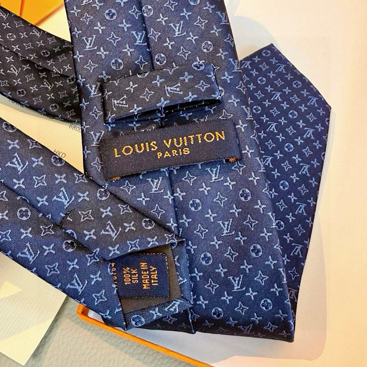 特价💰男士领带系列【L标识花纹领带】👔👔，稀有😻😻Monogram Classic领带将经典路易威登风格