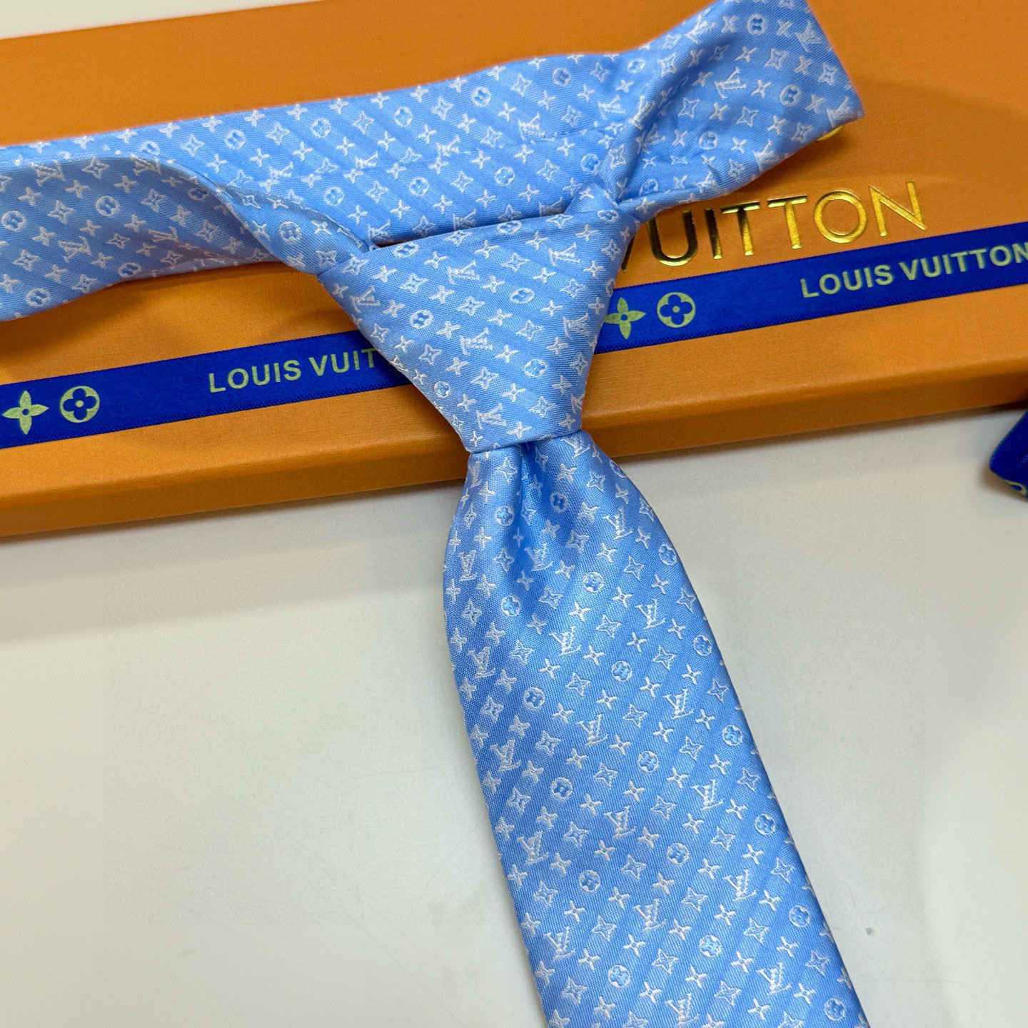 特价💰男士领带系列【L标识花纹领带】👔👔，稀有😻😻Monogram Classic领带将经典路易威登风格