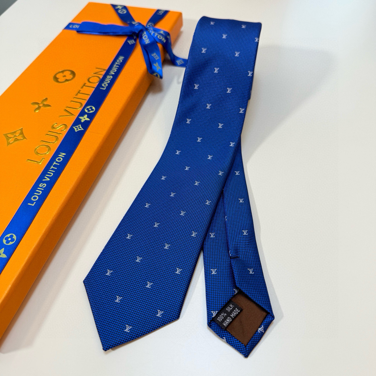 特价 官方同步新款男士领带！LV领带系列👔👔，稀有😻😻展现精湛手工与时尚优雅的理想选择，此款真丝织就的D